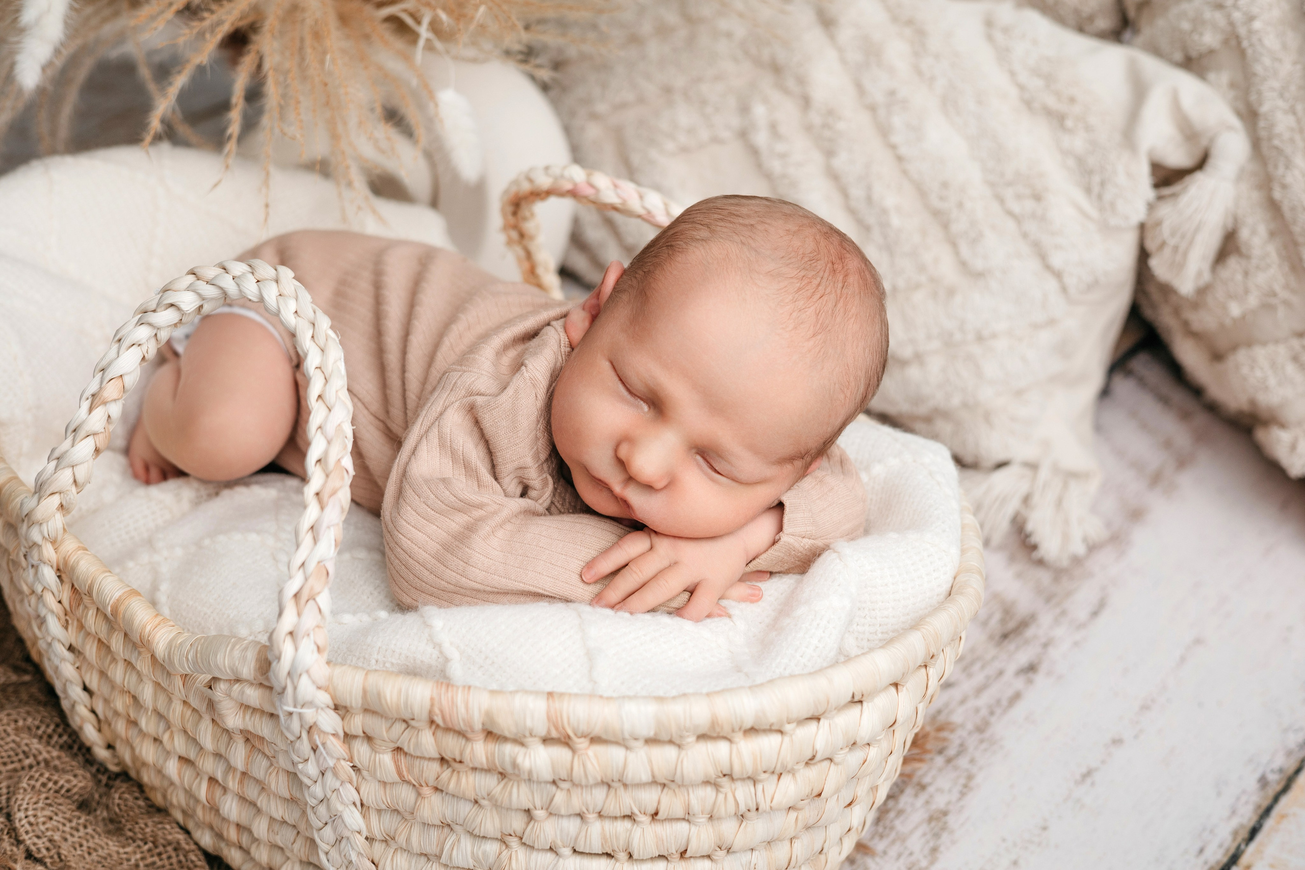 Руки под подбородок