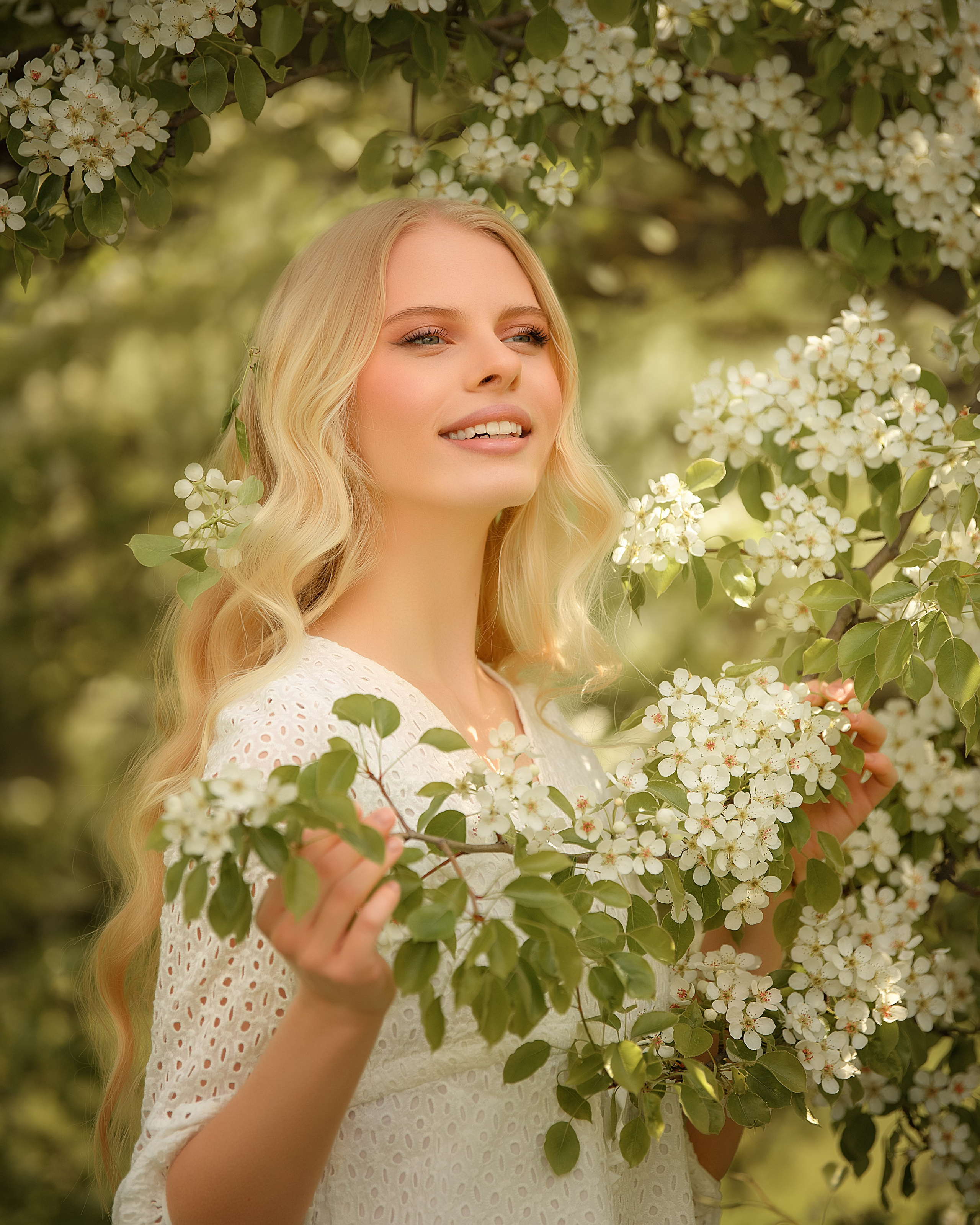 Фотосессия девушки в цветении в музее-заповеднике Коломенское. Женский фотограф в Москве Богдашкина Динара