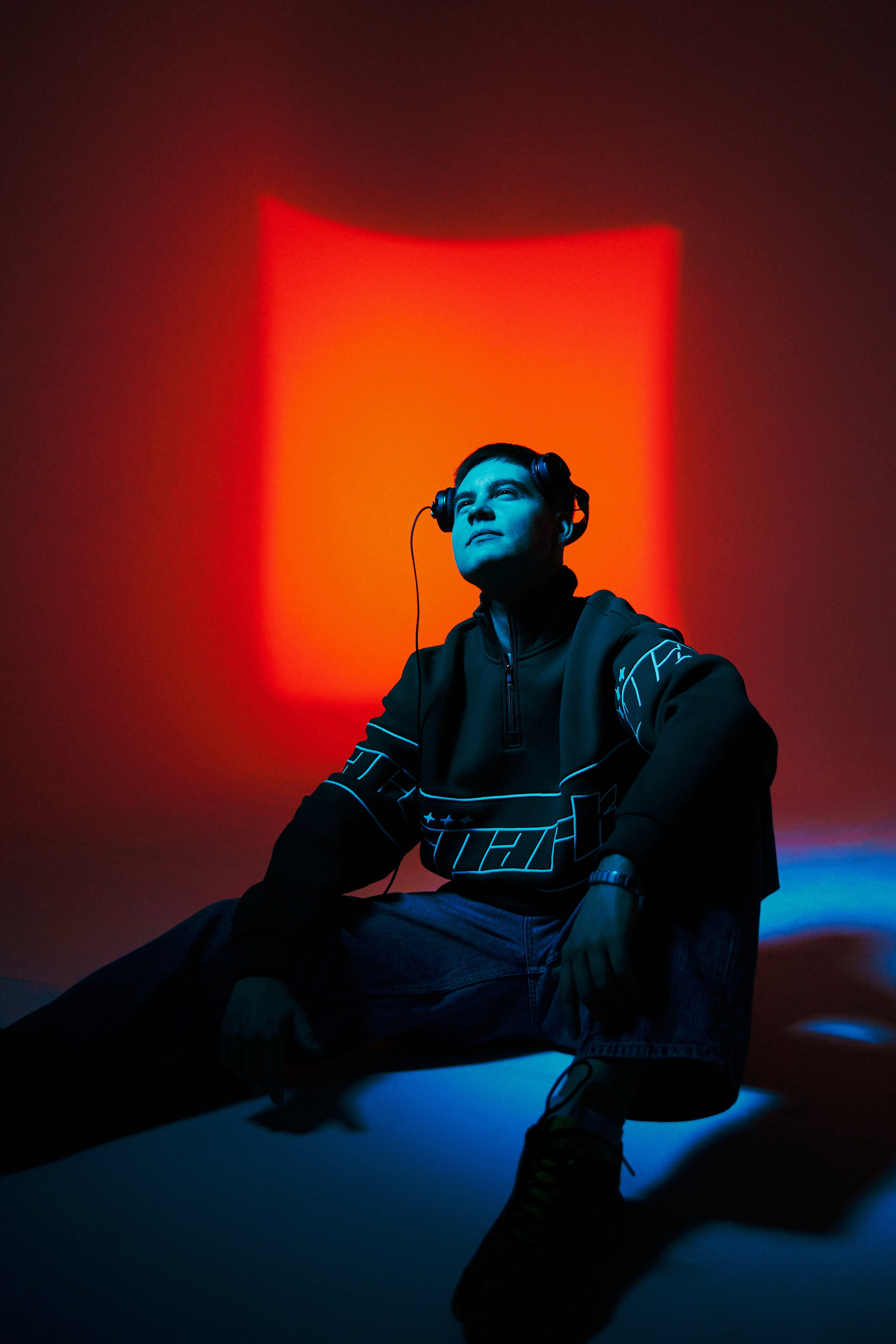 Креативная студийная фотосессия диджея NNK: яркий стиль и эмоции. Дмитрий Мазуркевич: Профессиональный Репортажный Фотограф