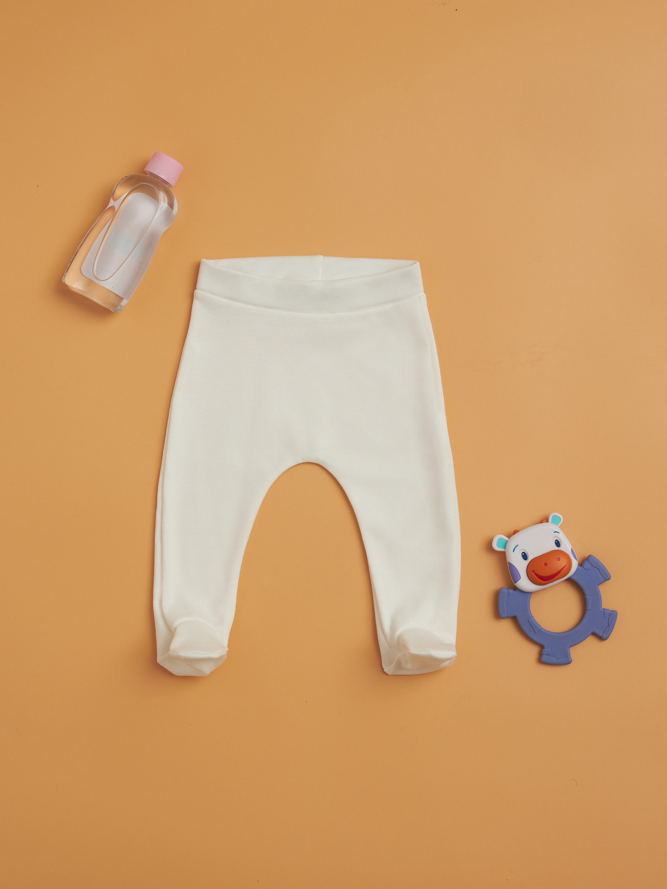 Белый ползунки на бежевом фоне.