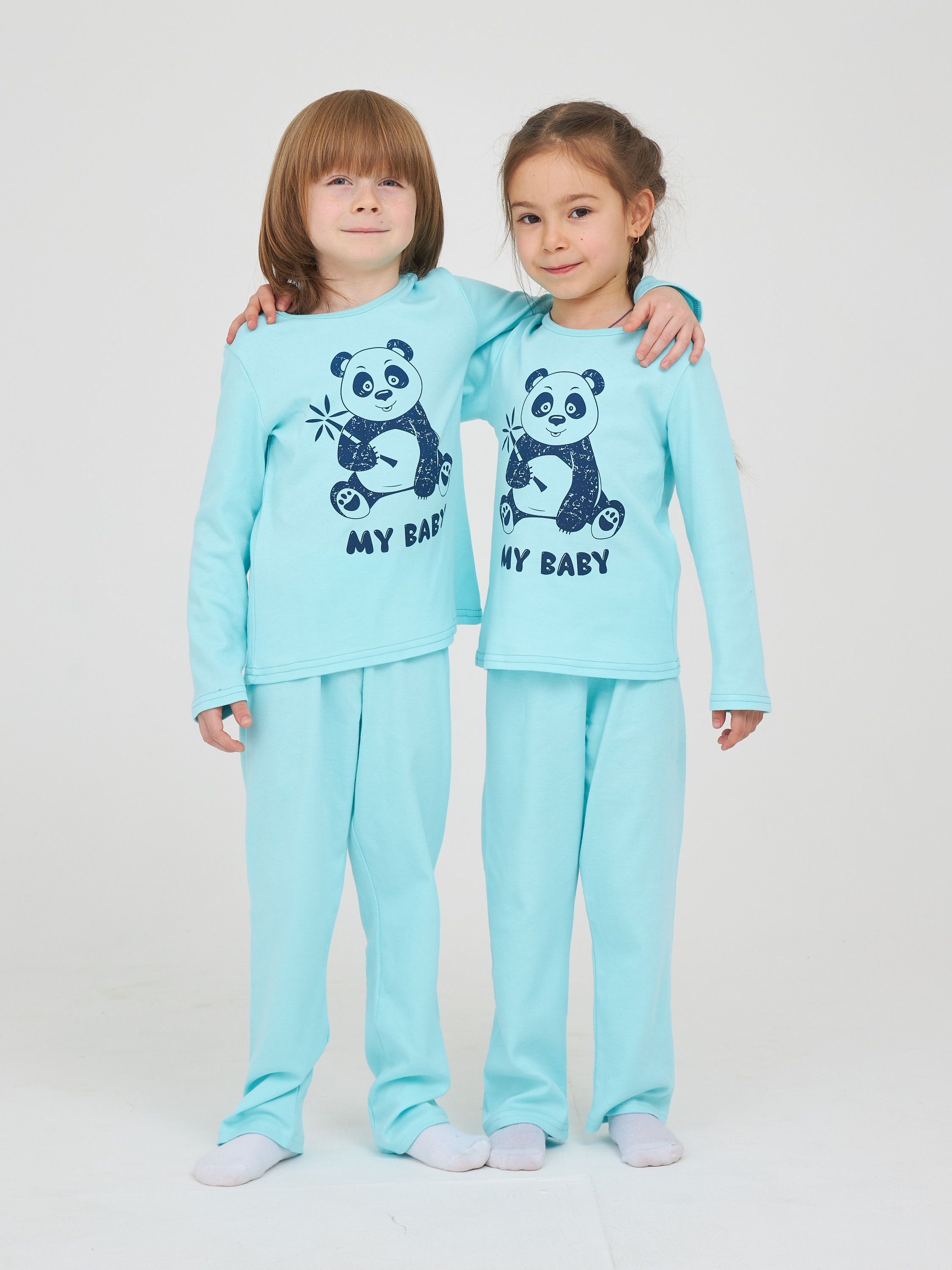 Мальчик и девочка в голубых пижамах