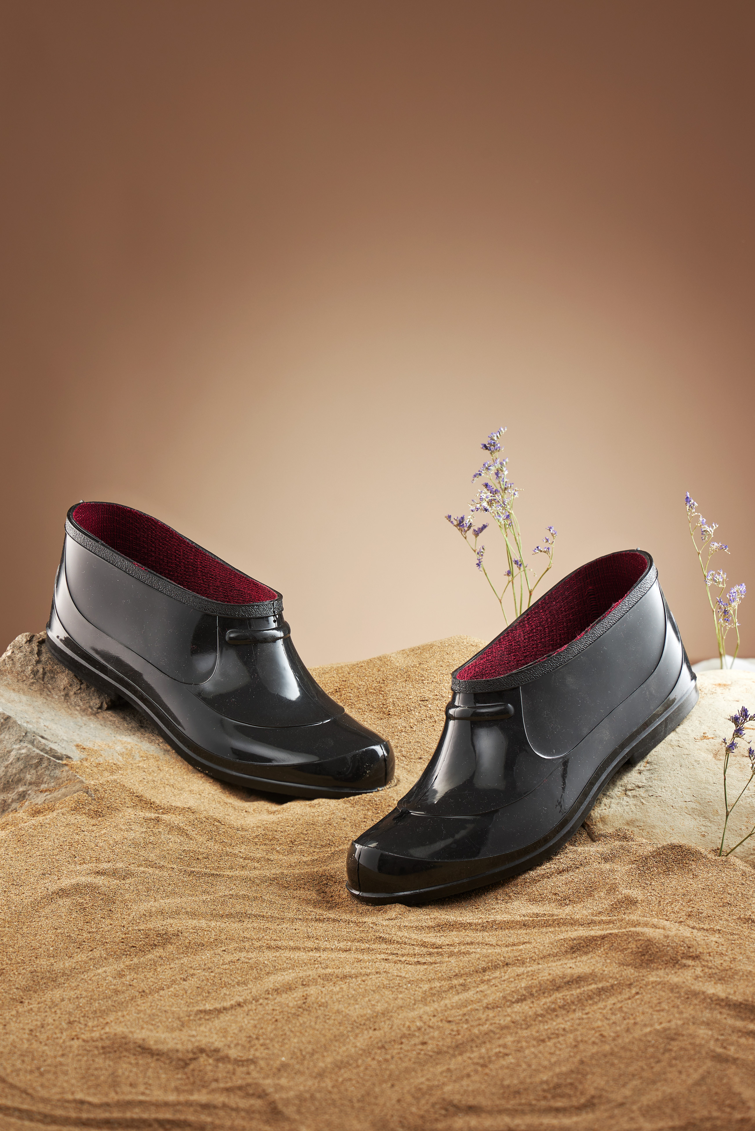 Галоши на песке, коричневый фон