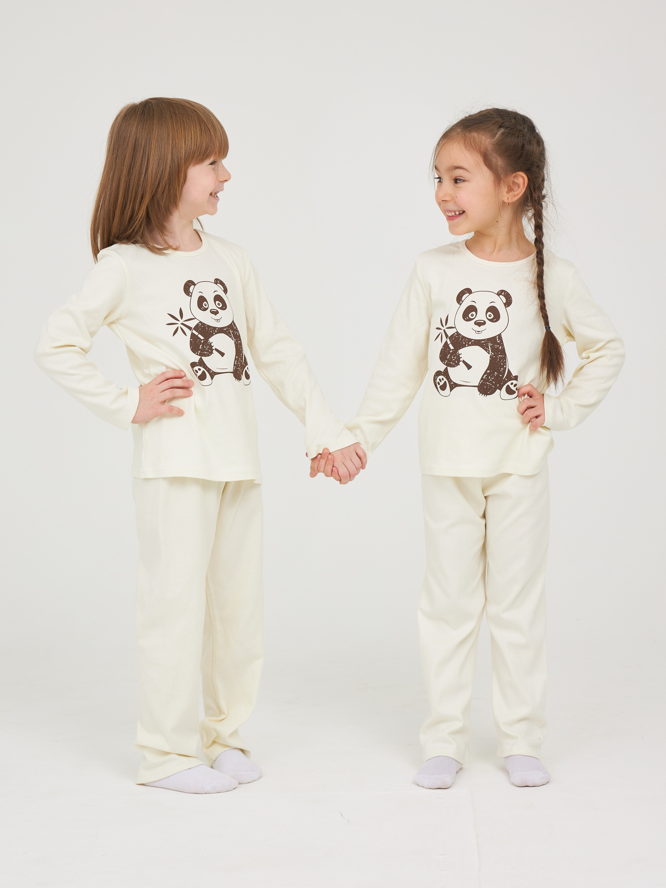 Мальчик и девочка в белых пижамах