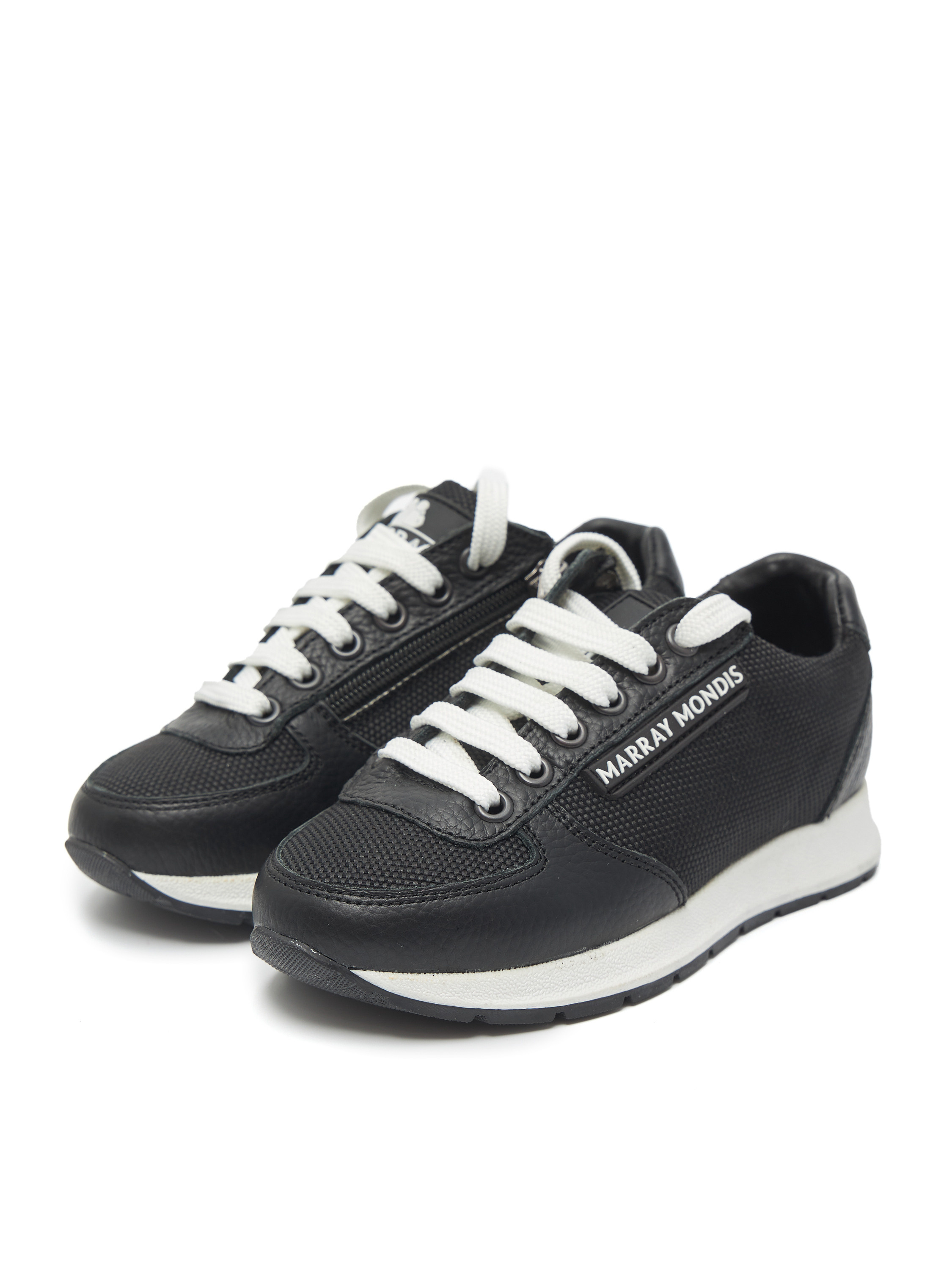 Кроссовки черного цвета с белыми шнурками на белом фоне