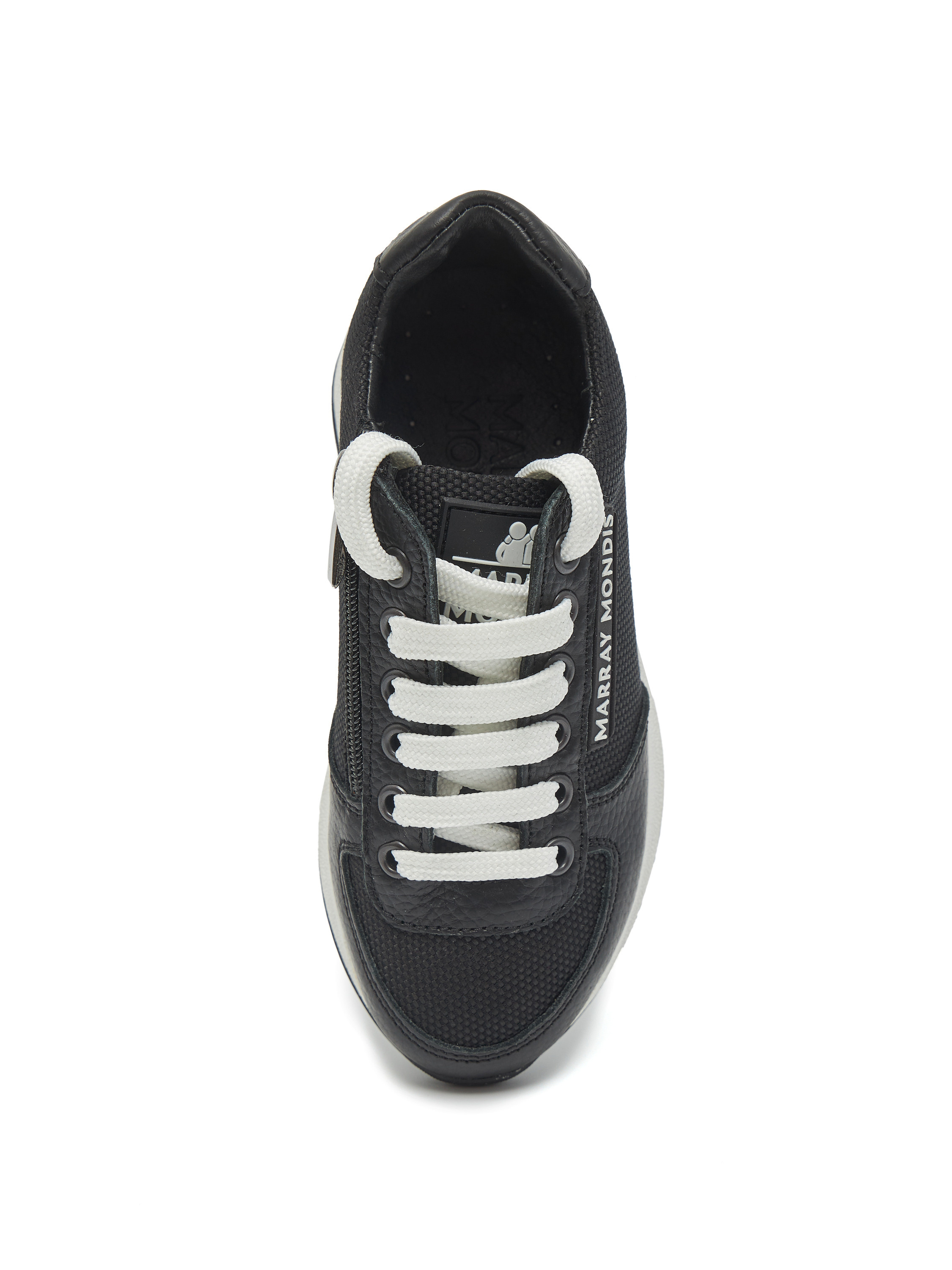 Левый кроссовок черного цвета с белыми шнурками на белом фоне вид сверху