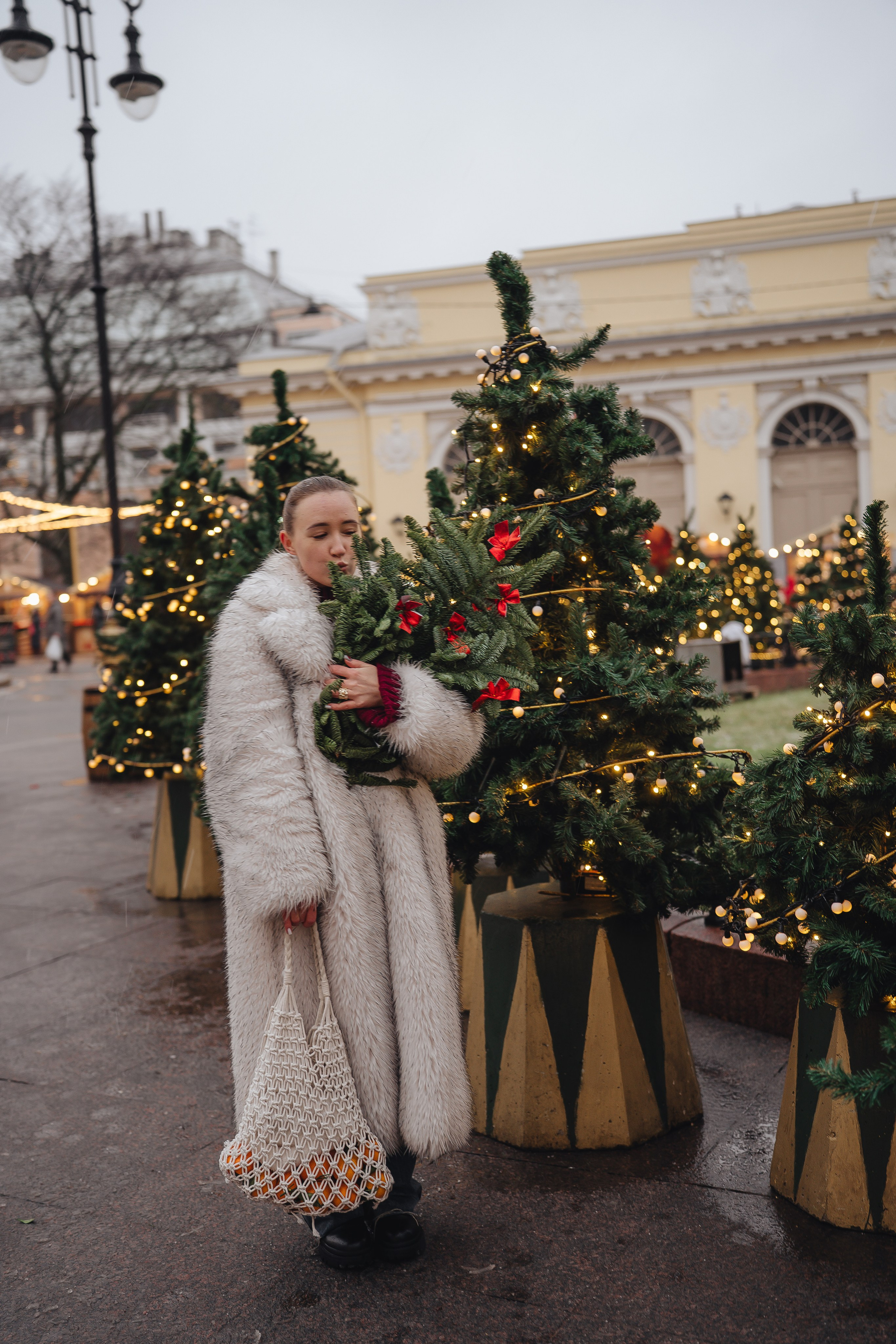 ПРОГУЛКА НА МАНЕЖНОЙ ПЛОЩАДИ ДЛЯ ДЕВУШКИ ПЕРЕД НОВЫМ ГОДОМ (НОВОГОДНЯЯ ФОТОСЕССИИЯ НА МАНЕЖНОЙ ПЛОЩАДИ). Профессиональный фотограф, Санкт-Петербург — Виктория Богомолова