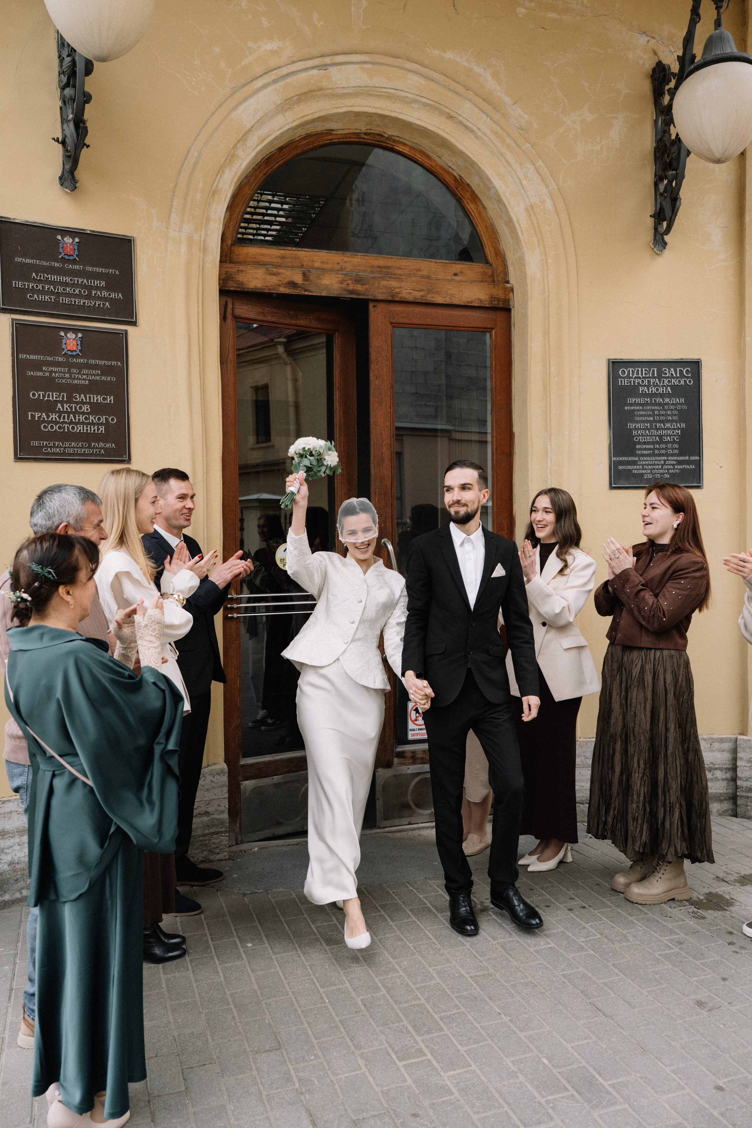 Свадебная фотосессия в Апреле в Петербурге. Свадебный фотограф Александр Невский в Санкт-Петербурге