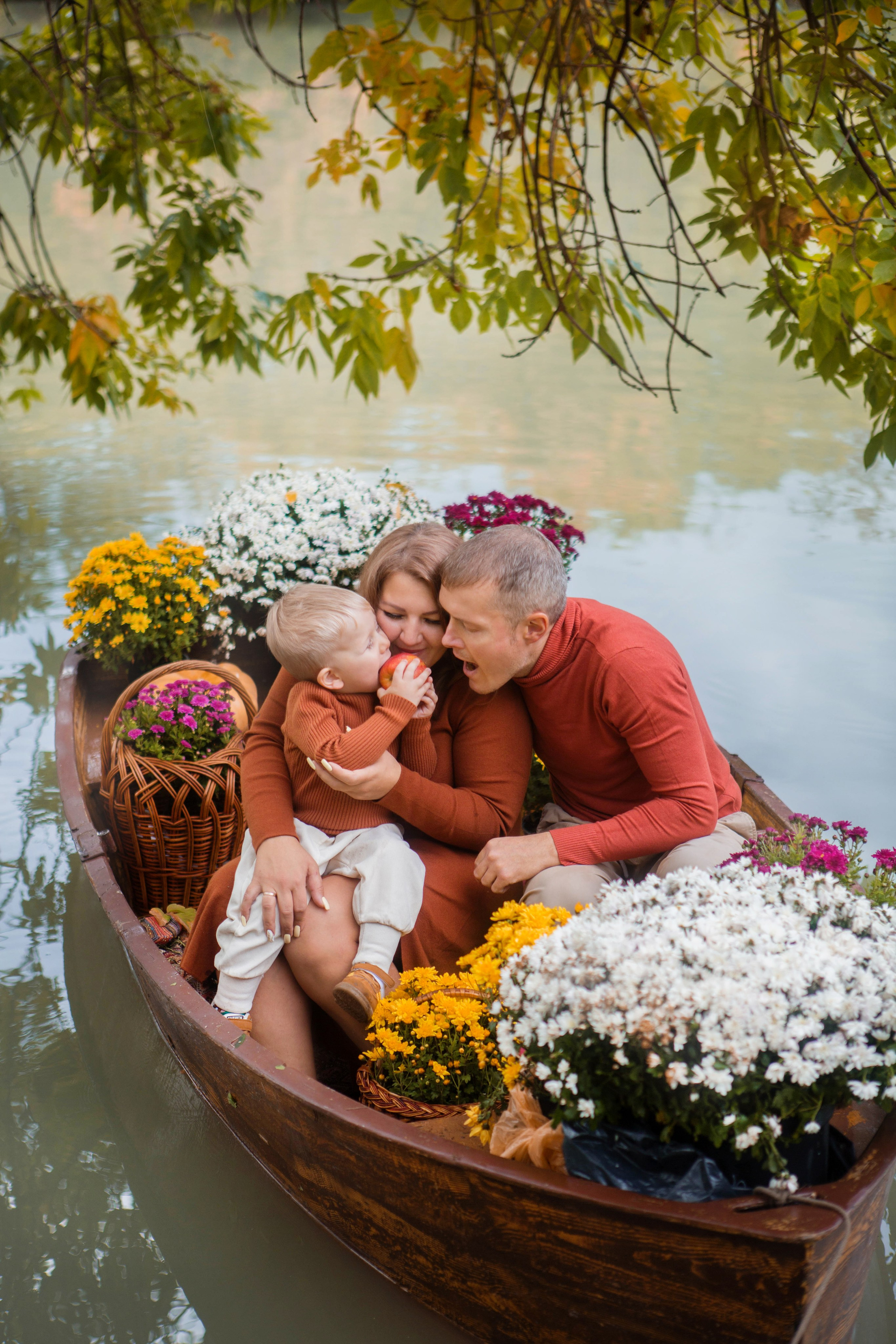 Лодка хризантем (осень). Свадебный семейный и детский фотограф в Краснодаре Карина Федоровская