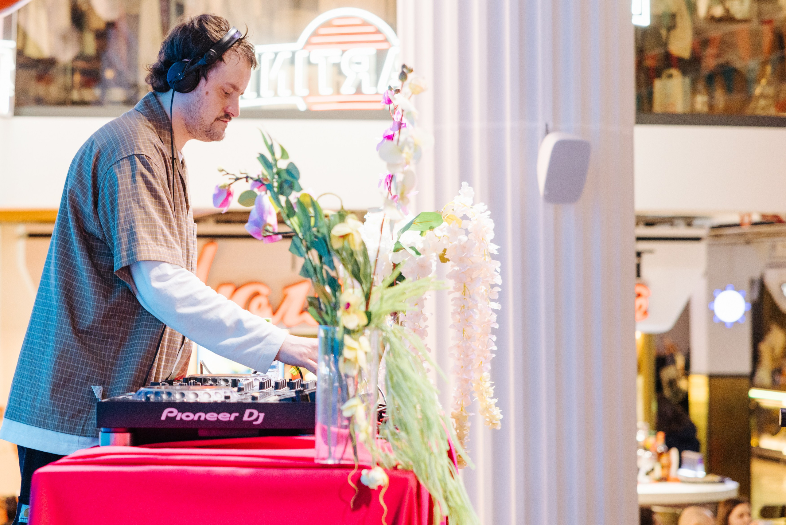 2–3 марта 2024 в пространстве «Три вокзала. Депо» / День 1 / фото Валерий Белобеев. Фотоотчеты «Ламбада-маркета»