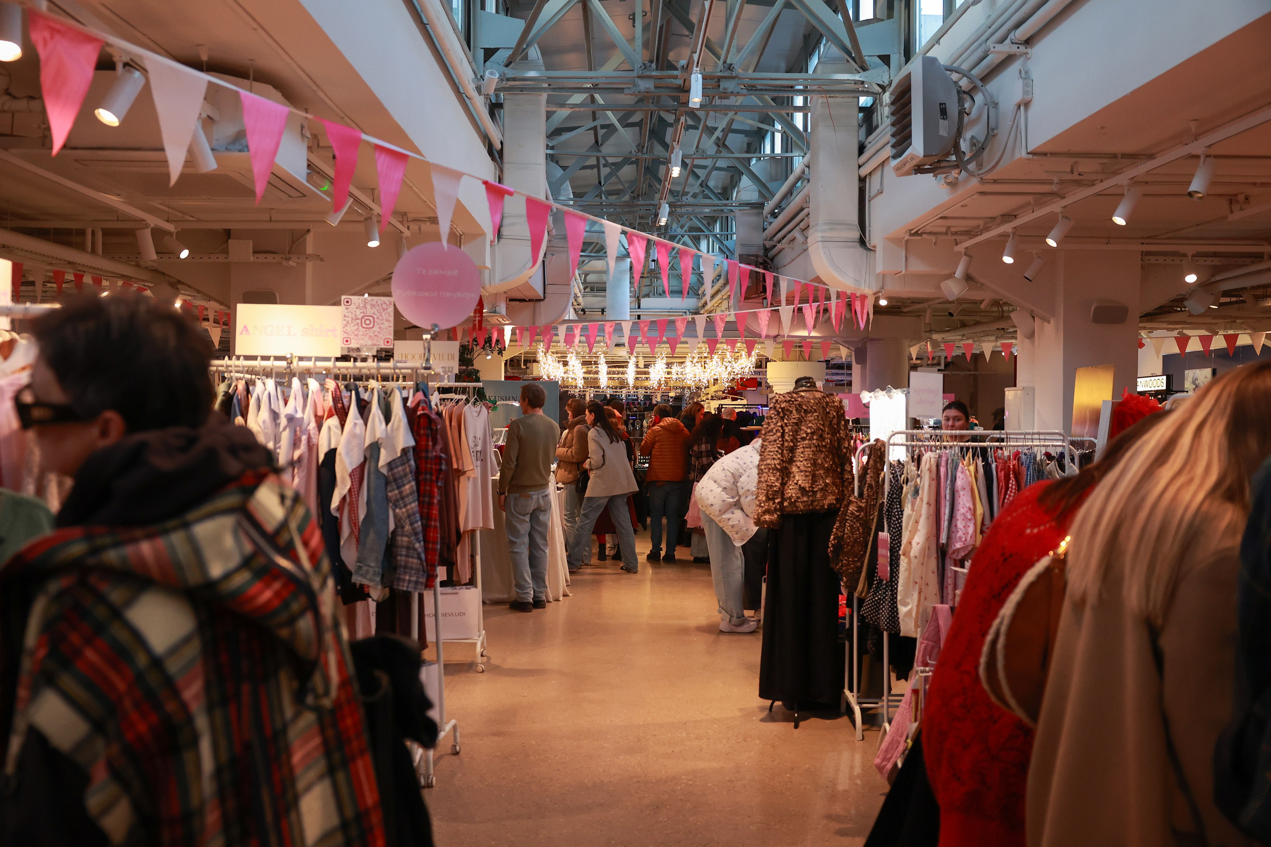 7–8 марта 2025 в пространстве «Три вокзала. Депо» / День 1 / фото Саша Жукова. Фотоотчеты «Ламбада-маркета»