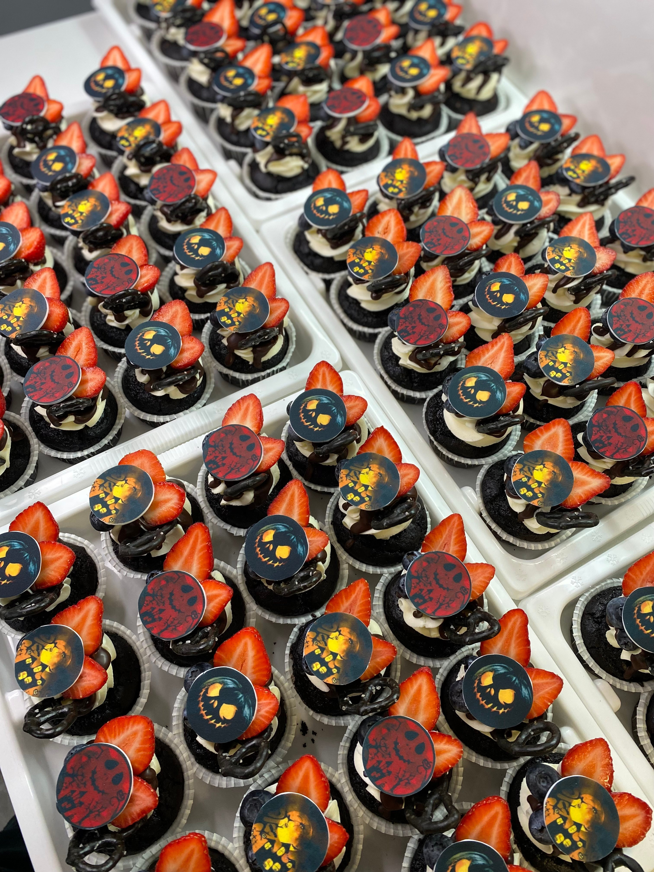 Капкейки фуршетные с логотипом. Katyasugarsugar капкейки, зефир, торты Москва