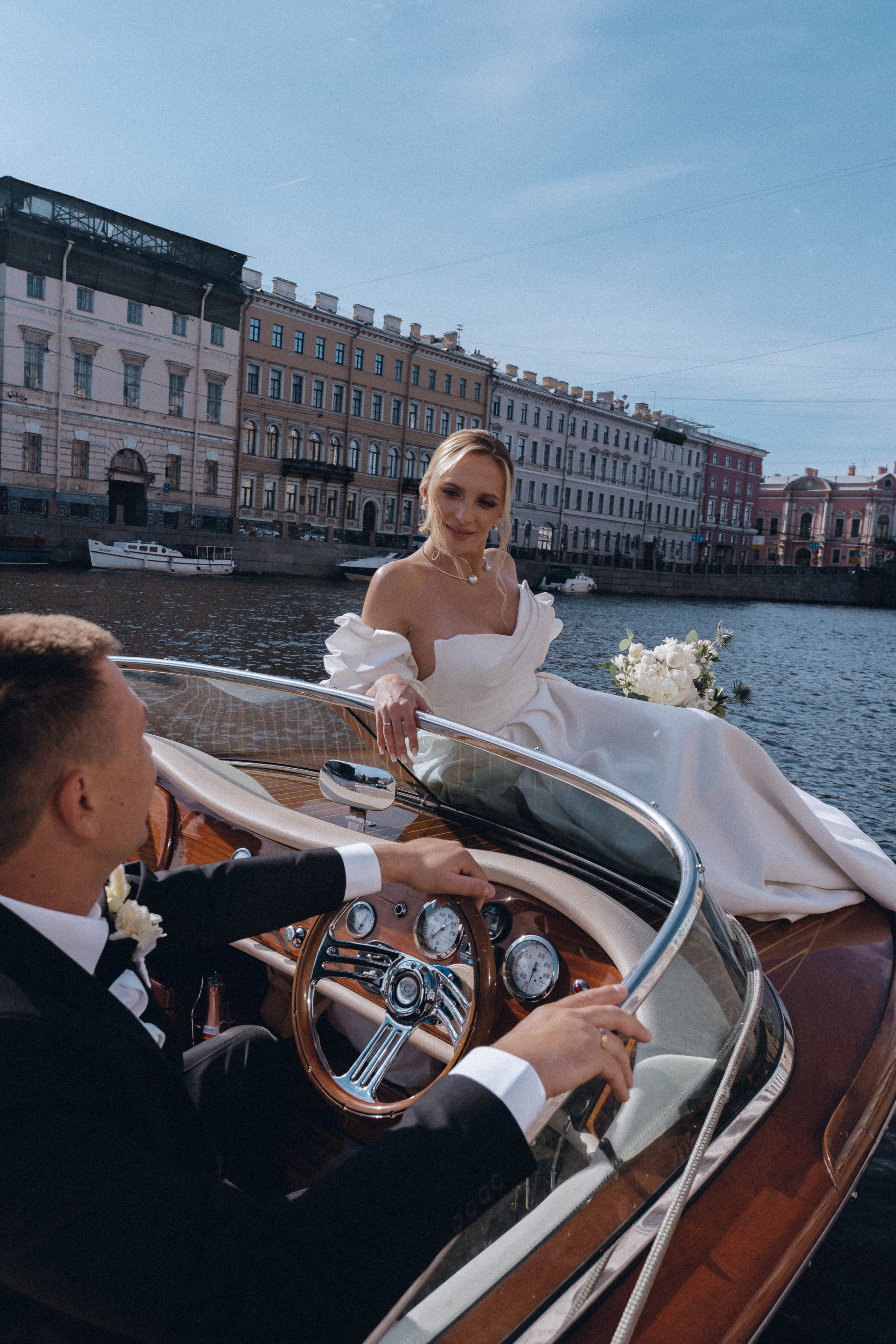 СВАДЕНБНАЯ СЬЕМКА НА КАТЕРЕ ПО КАНАЛАМ САНКТ-ПЕТЕРБУРГА И В АКВАТОРИИ НЕВЫ. Профессиональный фотограф, Санкт-Петербург — Виктория Богомолова