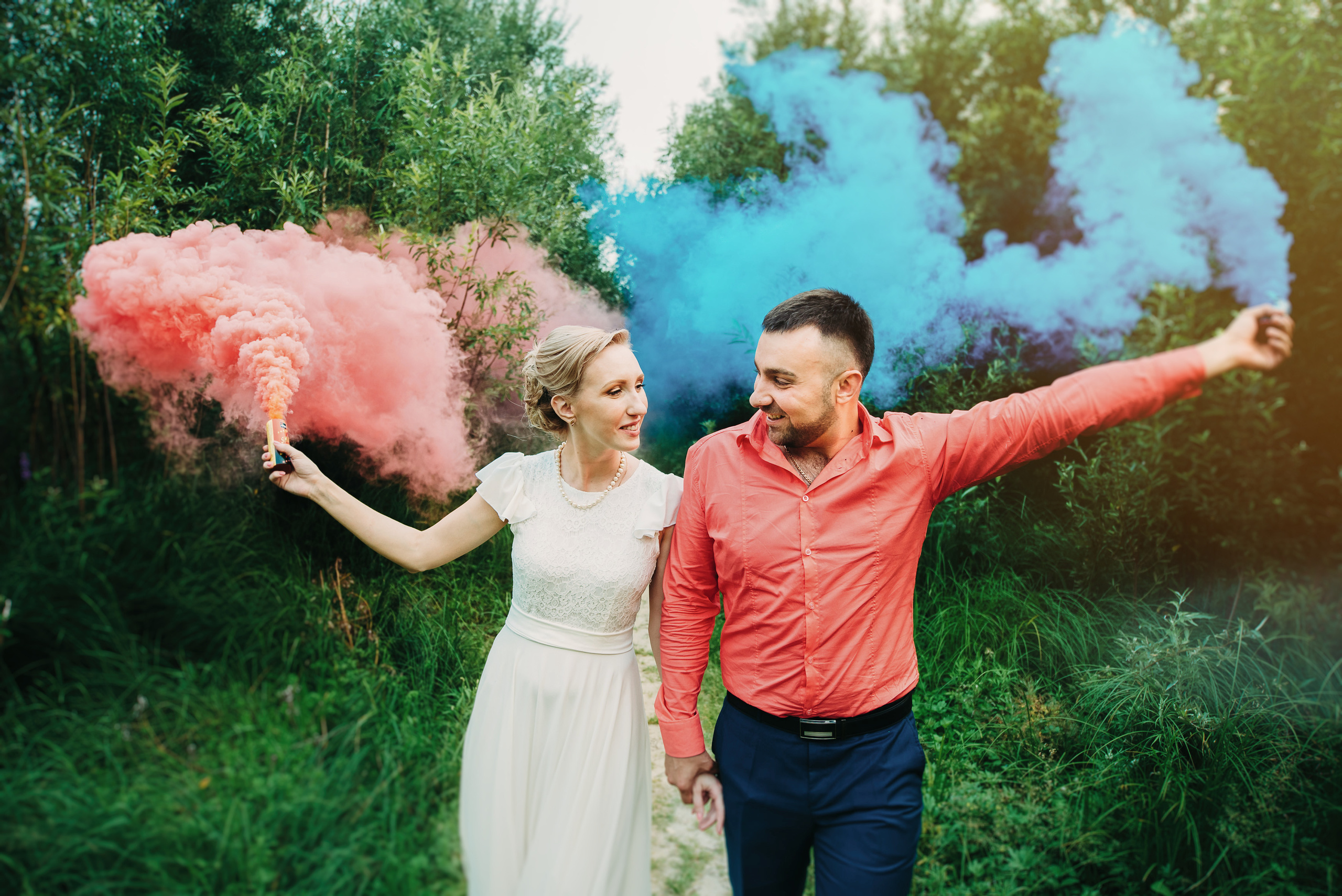 Семейный пикник в поле за городом