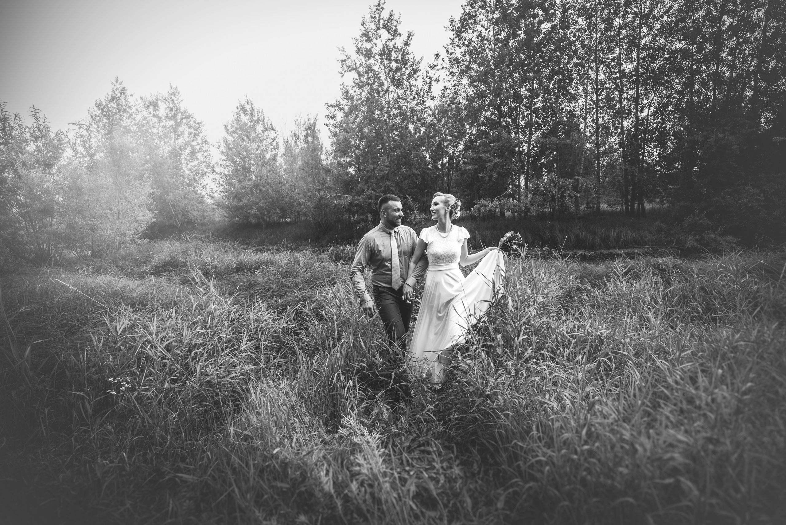Семейный пикник в поле за городом
