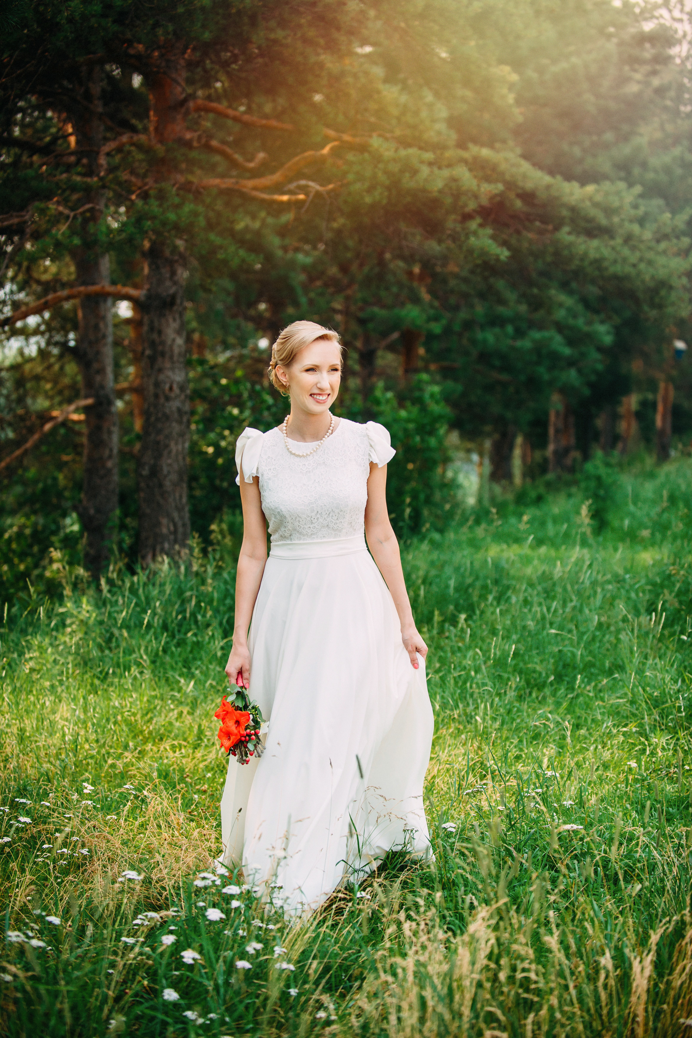 Семейный пикник в поле за городом