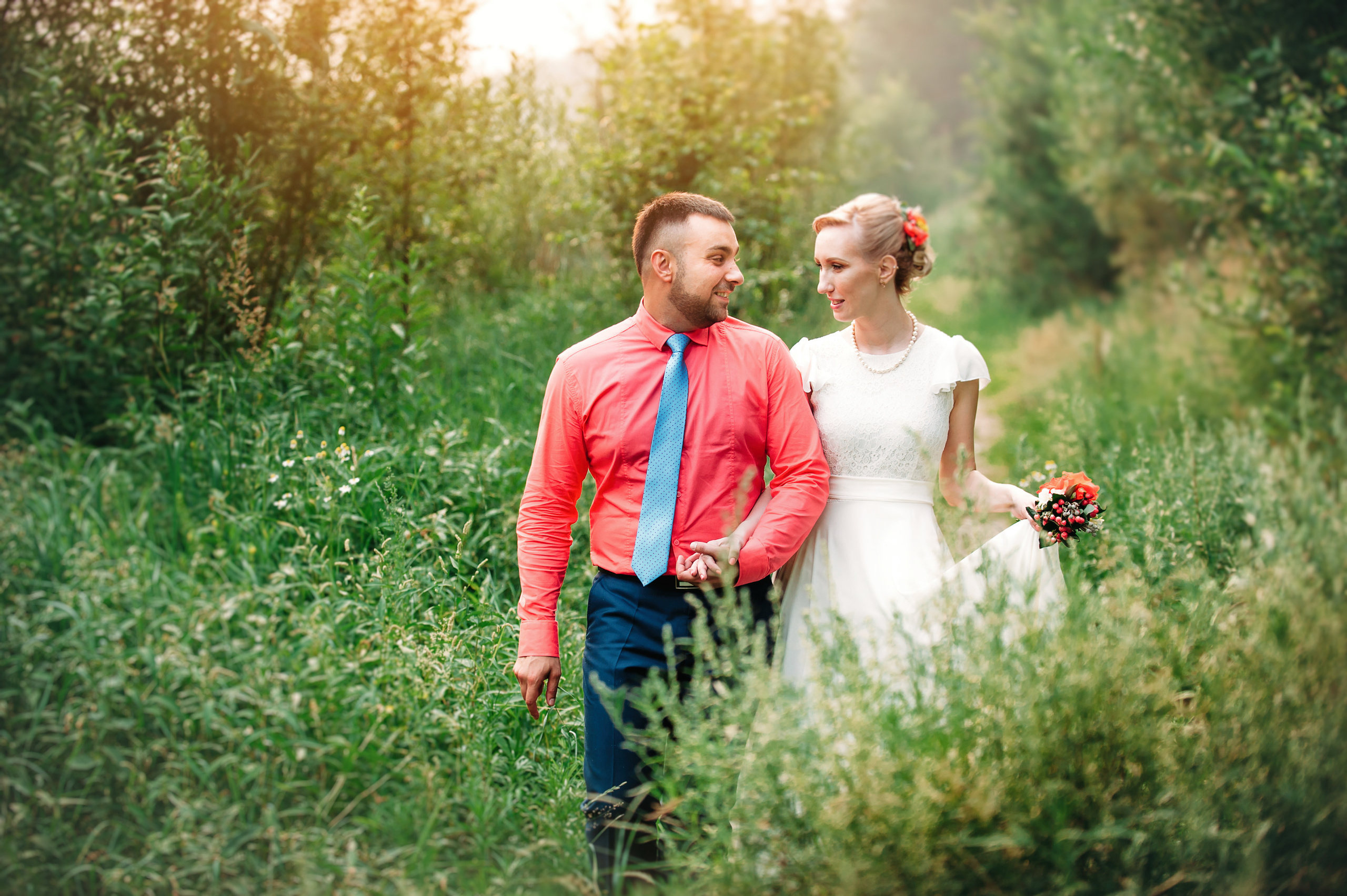 Семейный пикник в поле за городом