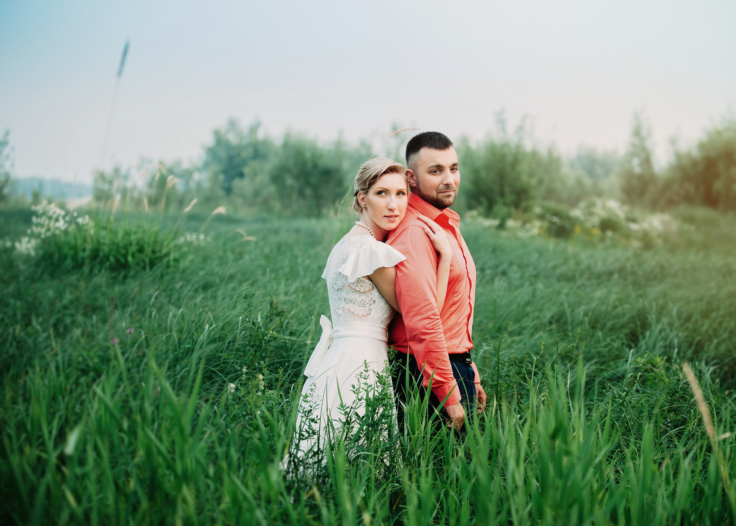 Семейный пикник в поле за городом