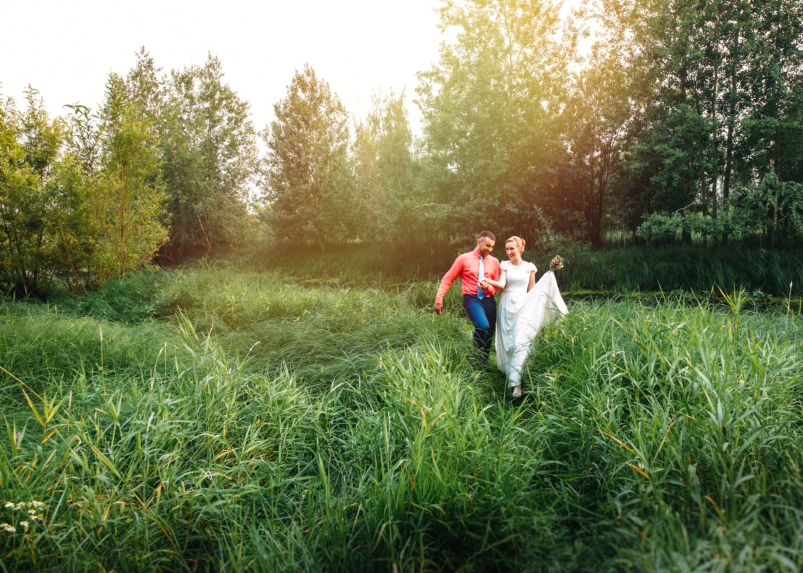 Семейный пикник в поле за городом
