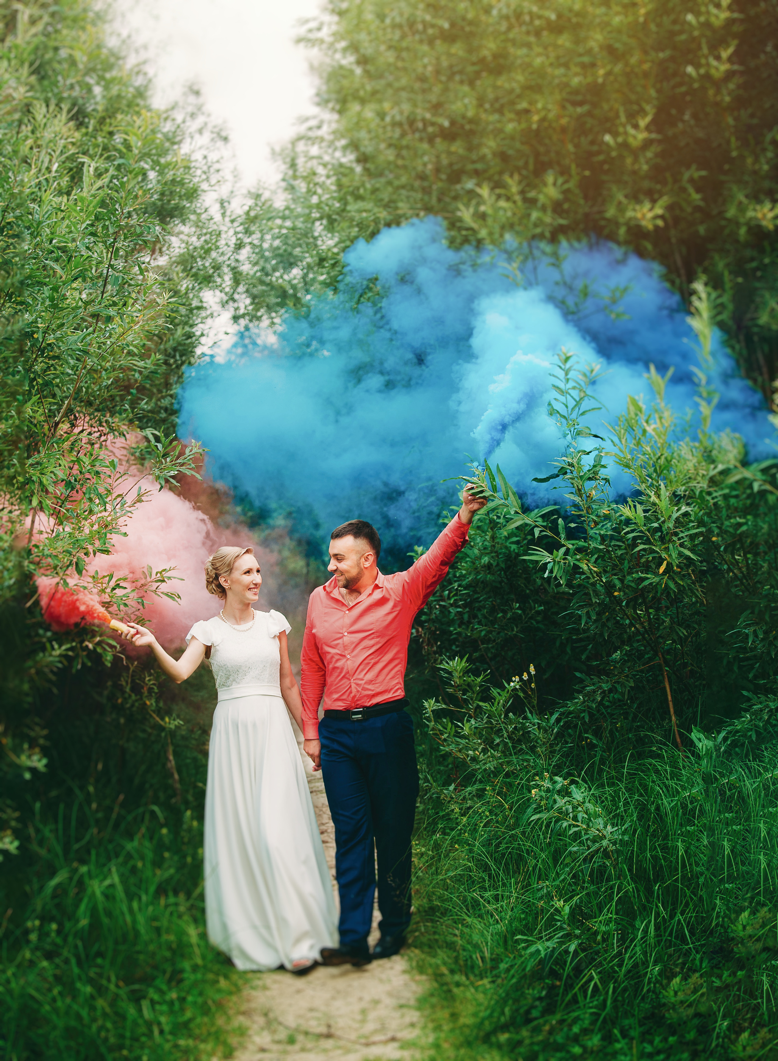 Семейный пикник в поле за городом