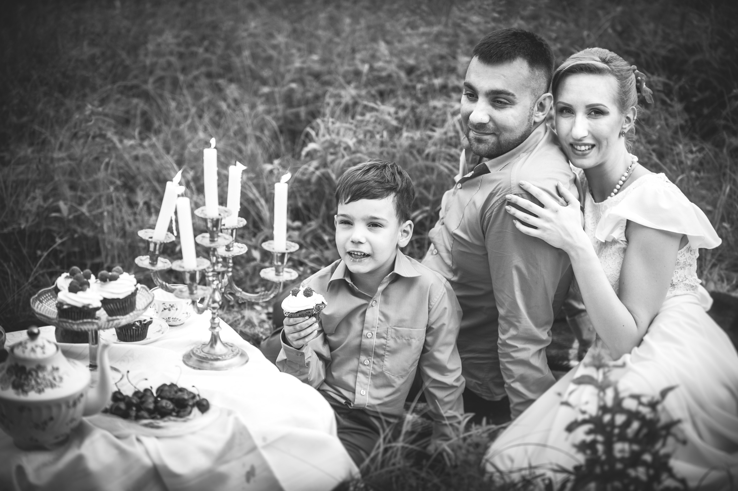 Семейный пикник в поле за городом