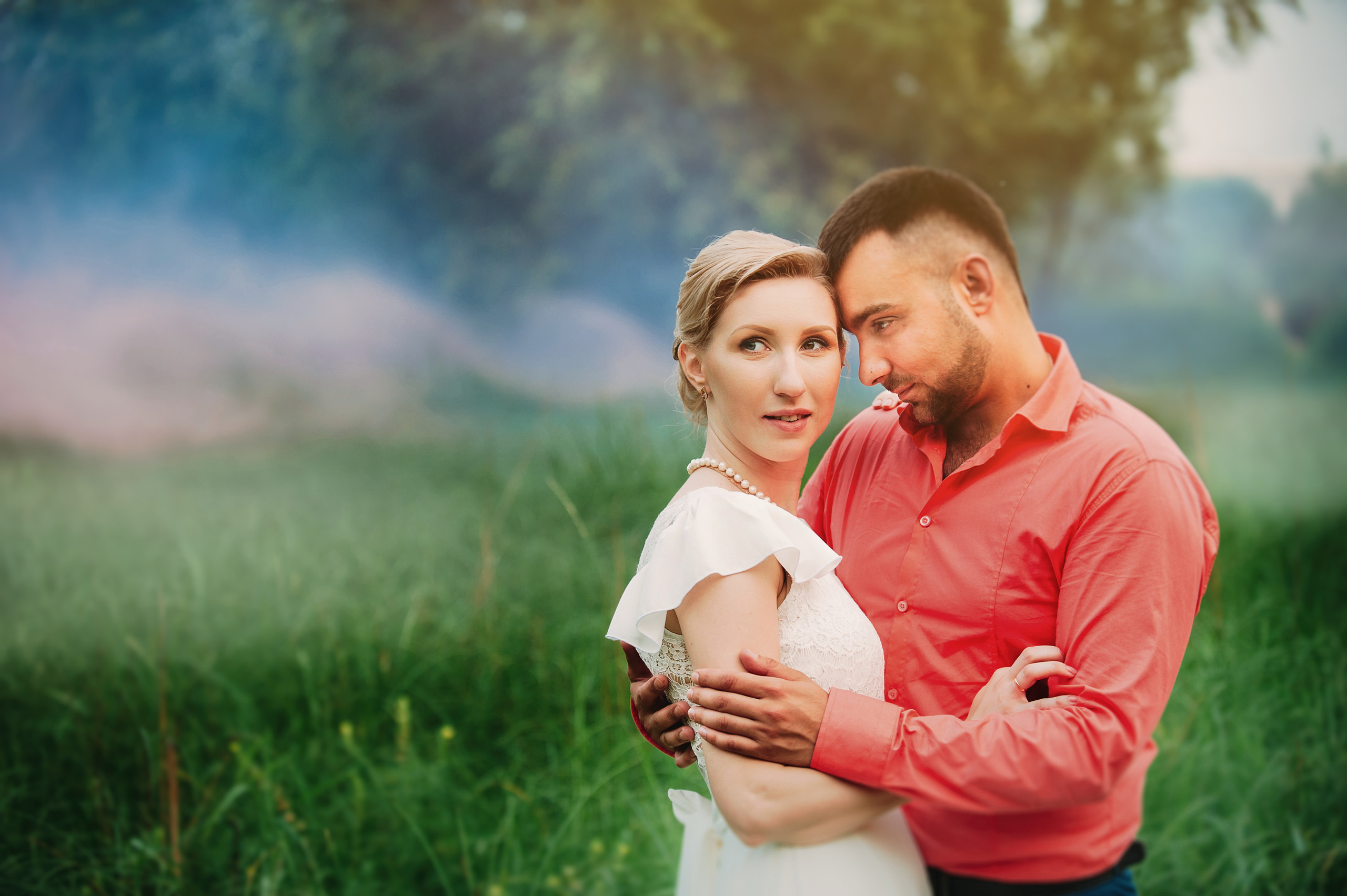 Семейный пикник в поле за городом