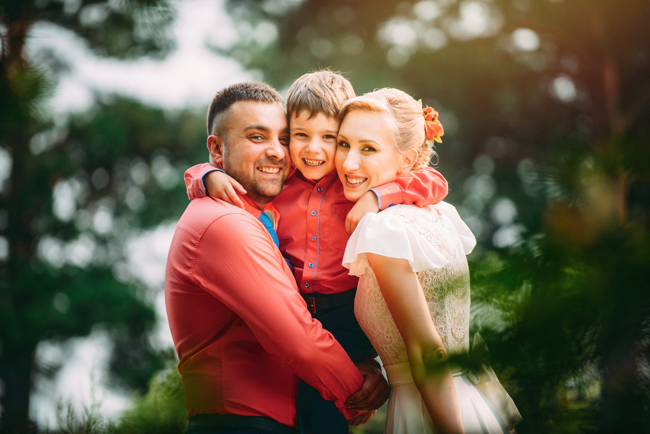 Семейный пикник в поле за городом