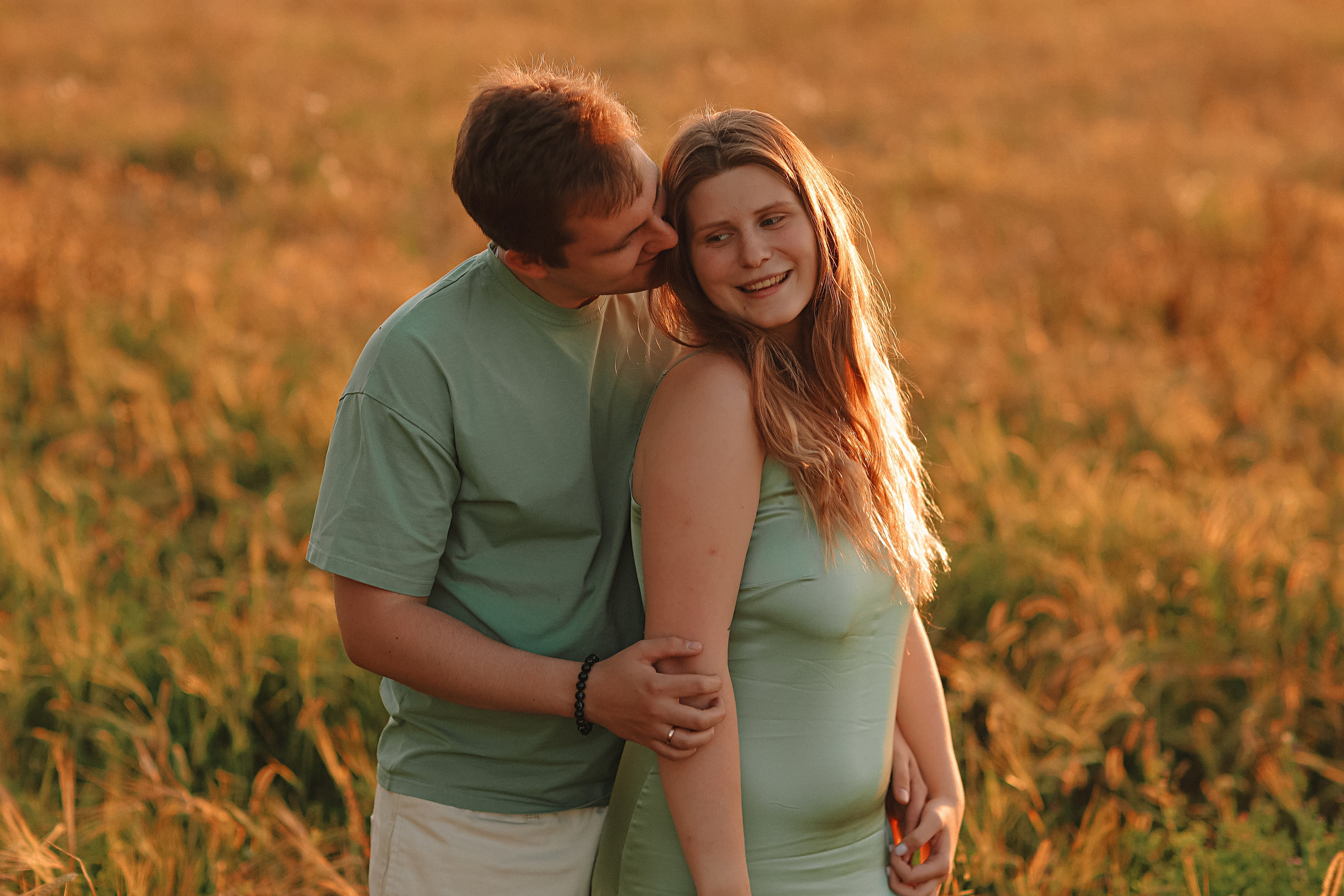 Закатное поле семейная. Семейный фотограф Тюмень, фотограф на роды Салмина Мария
