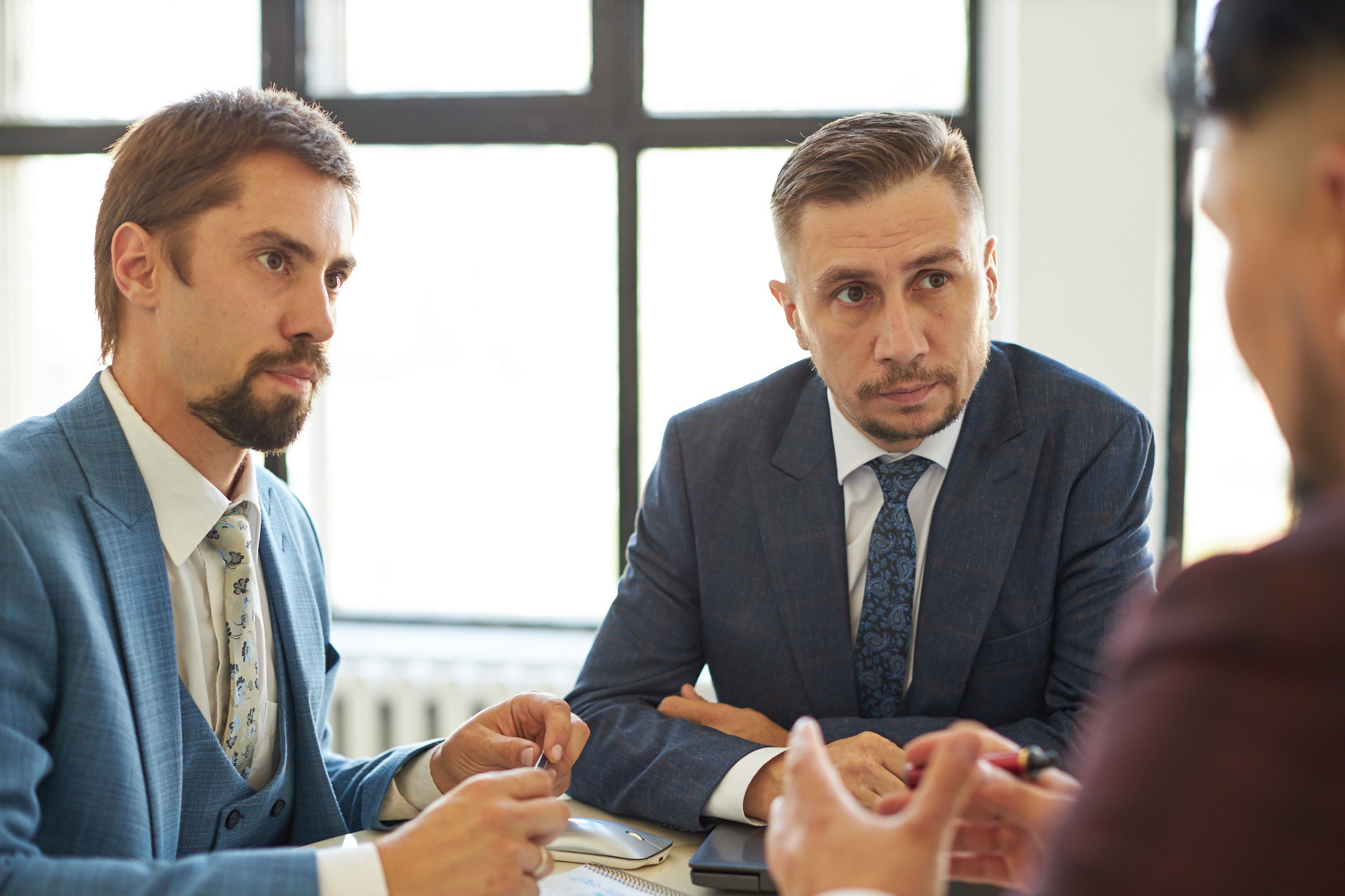 Business meeting conversation in the office - photographer Andrey Dunin