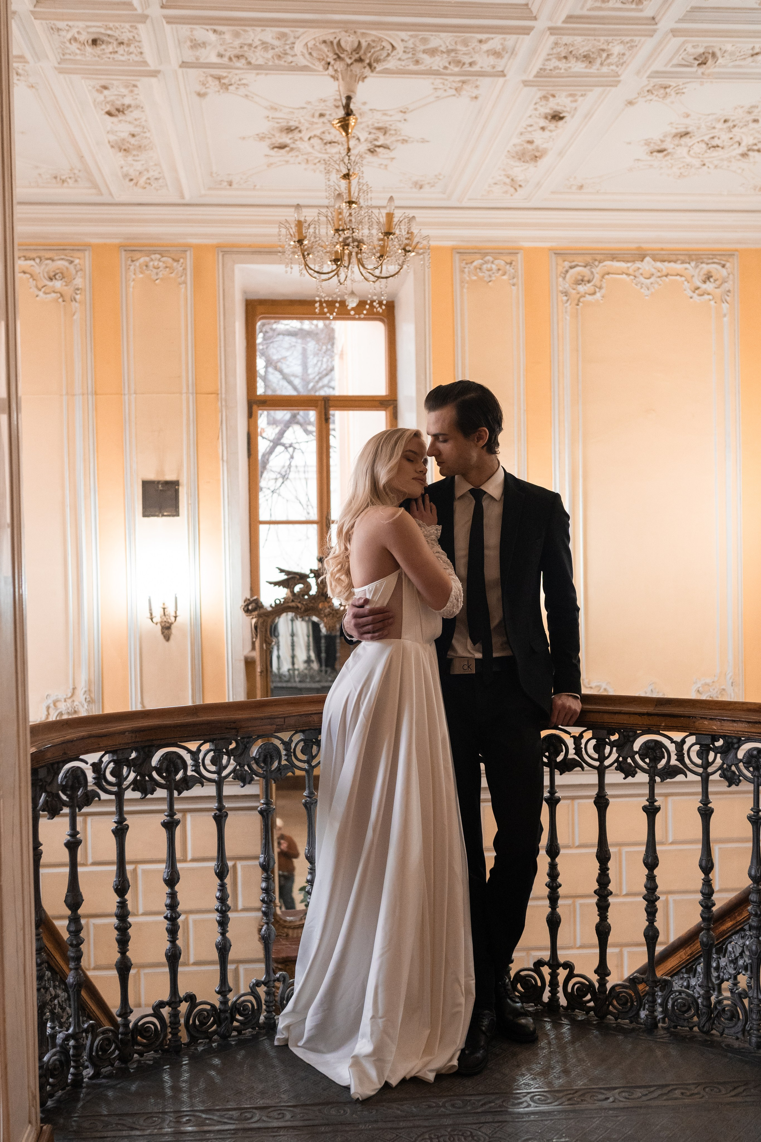 Свадебная фотосессия в Пушкинской библиотеке. Свадебный фотограф в Москве Анна Полушина