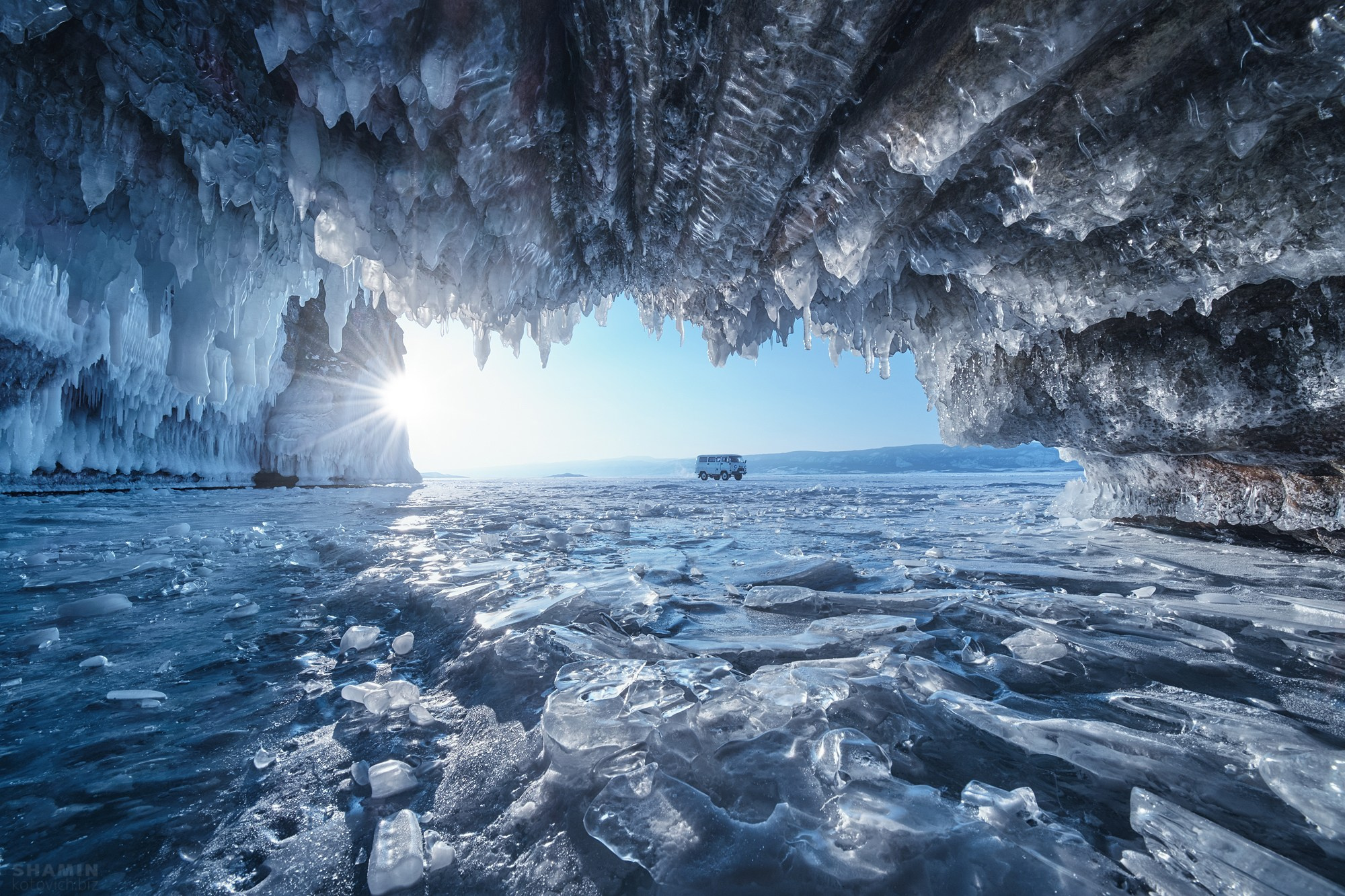 Байкал — пейзажная фотография Константина Шамина. Зимний лёд Байкала, трещины, отражения и прозрачная вода. Художественная и аэросъёмка озера Байкал.