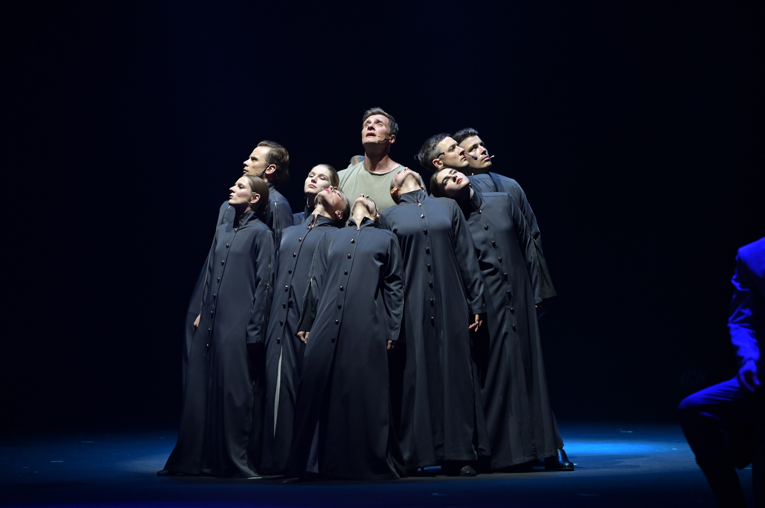 театр , актер , спектакль , мужчины актеры , премьера спектакля , фото с премьеры спектакля , фотографирование спектакля , съемка спектакля , репортажная съемка , танец , пластика динамика , мимика ,эстетика , выражения, эмоции 