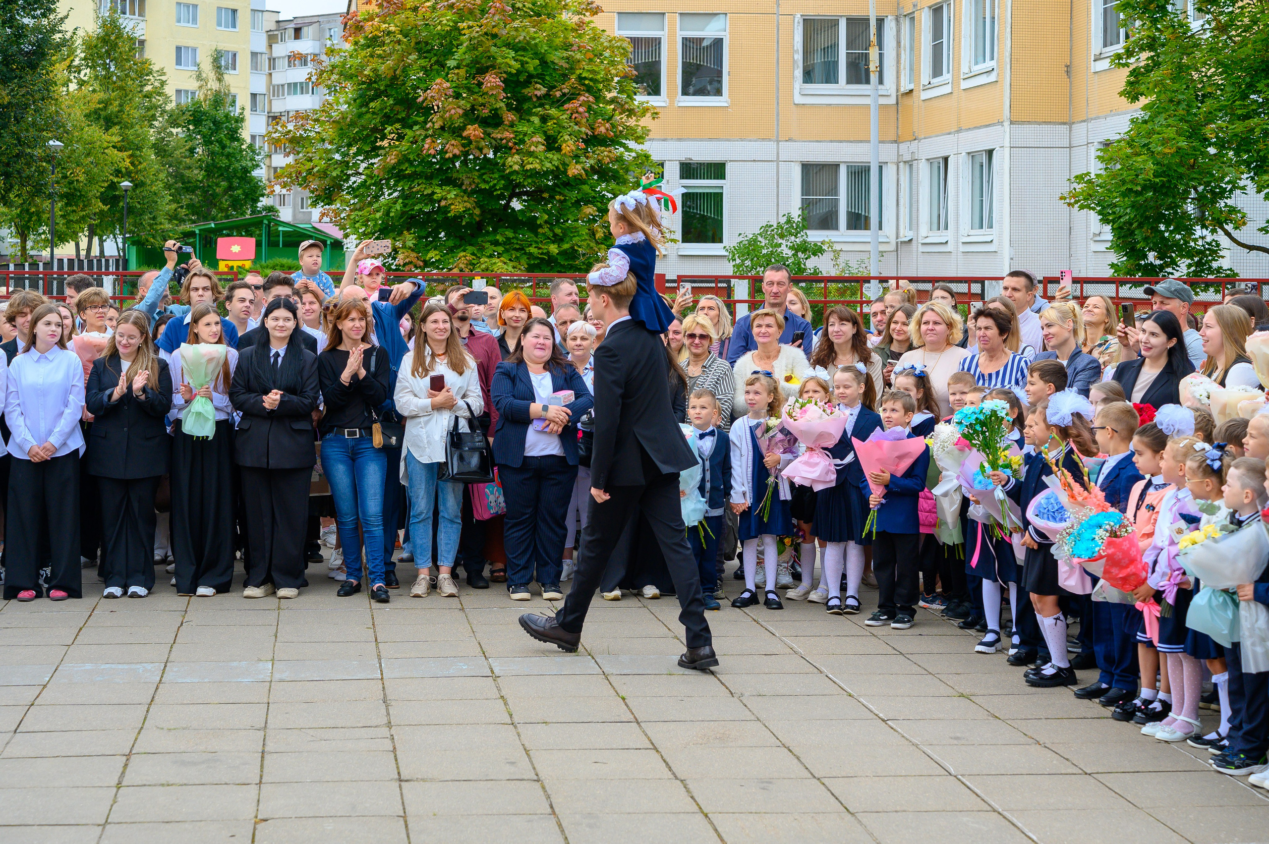 Вот звучит первый звонок, перед этим долгое приготовление к новому этапу в жизни, Яромир идет в школу. Фотоуслуги, услуги фотографа, фотографирование важных событий