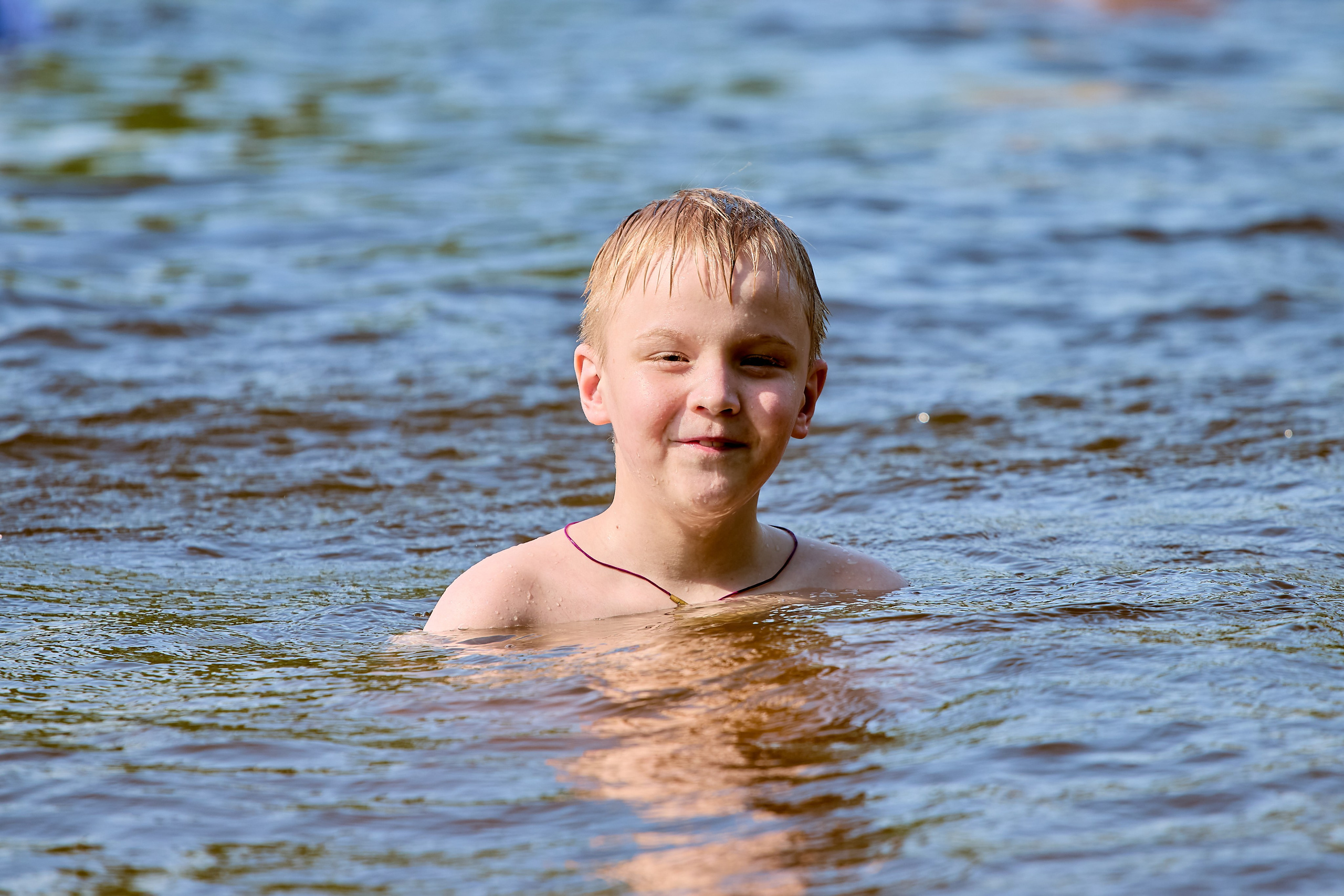 Радость детства в каждом движении — ребёнок играет в воде, создавая волшебство брызг, фото Николая Голованова, г. Дзержинск.