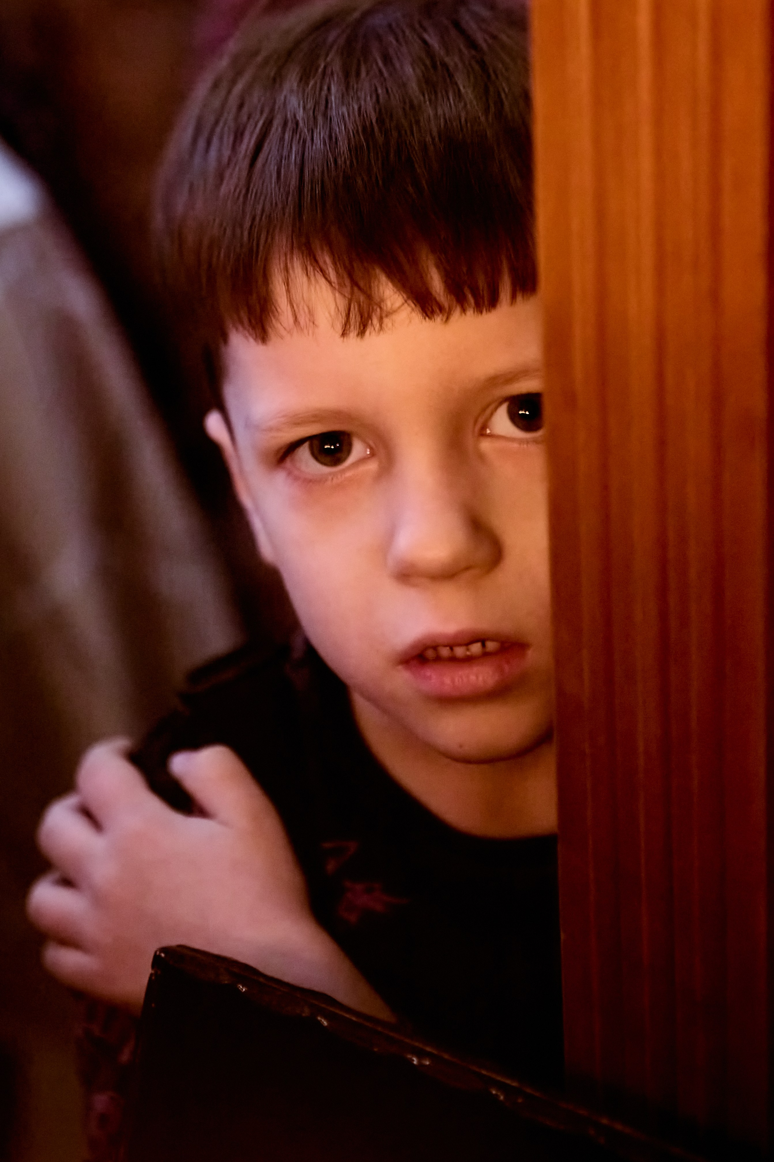Мальчик 5-6 лет выглядывает из угла аналоя