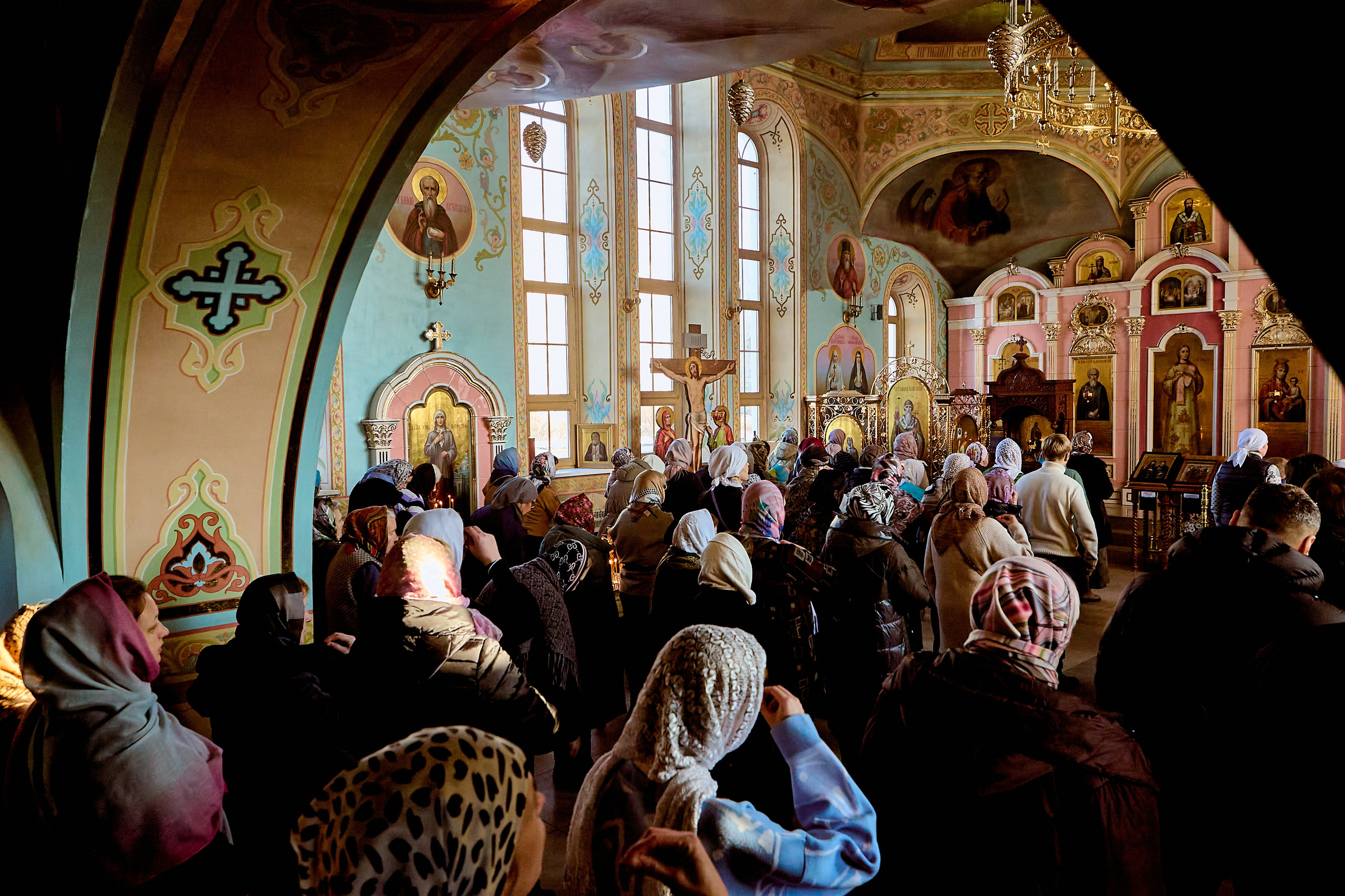 В Храме Преподобного Серафима Саровского. Божественная Литургия. Фото православного портретного фотографа Николая Голованова.