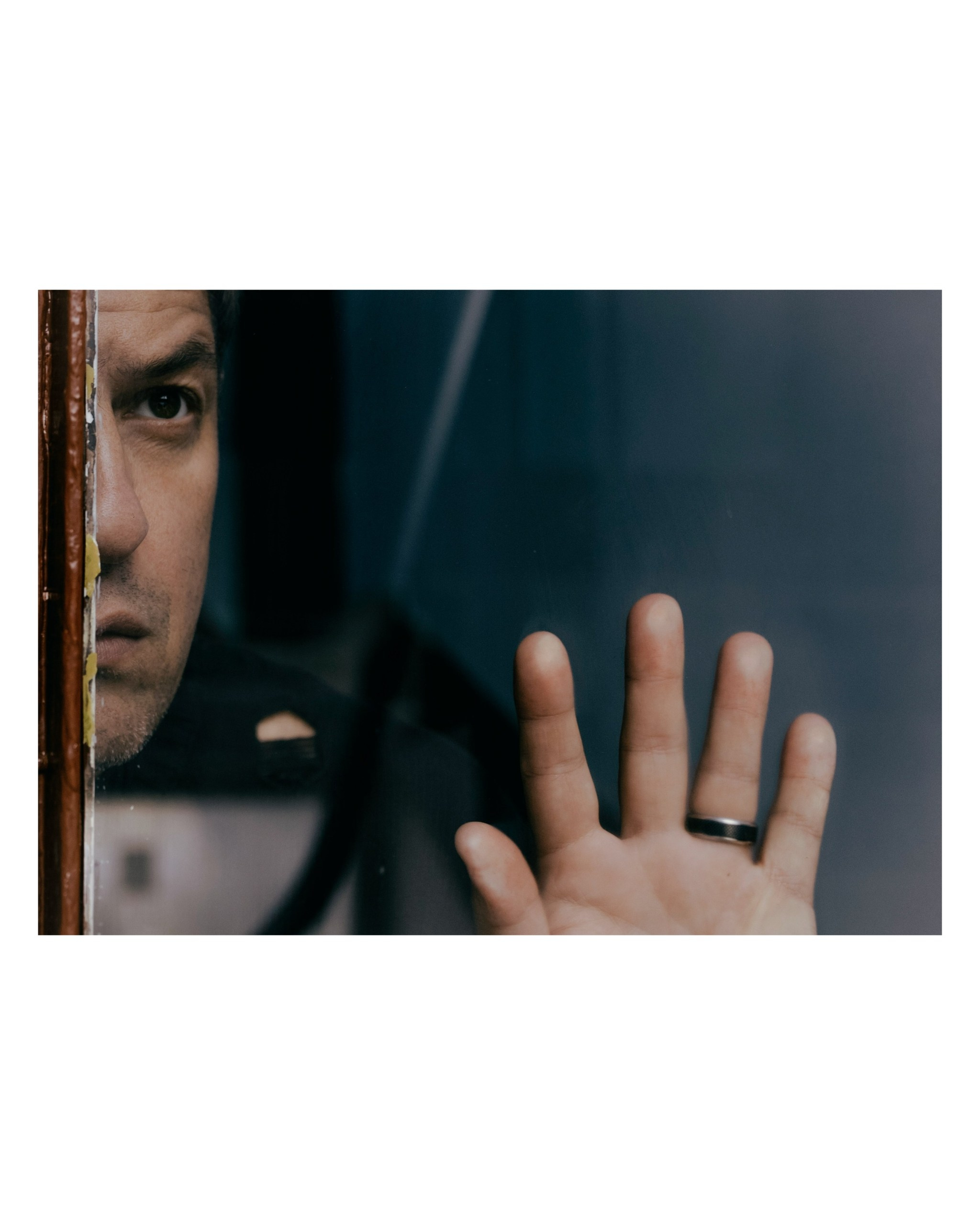 фото мужчины через стекло