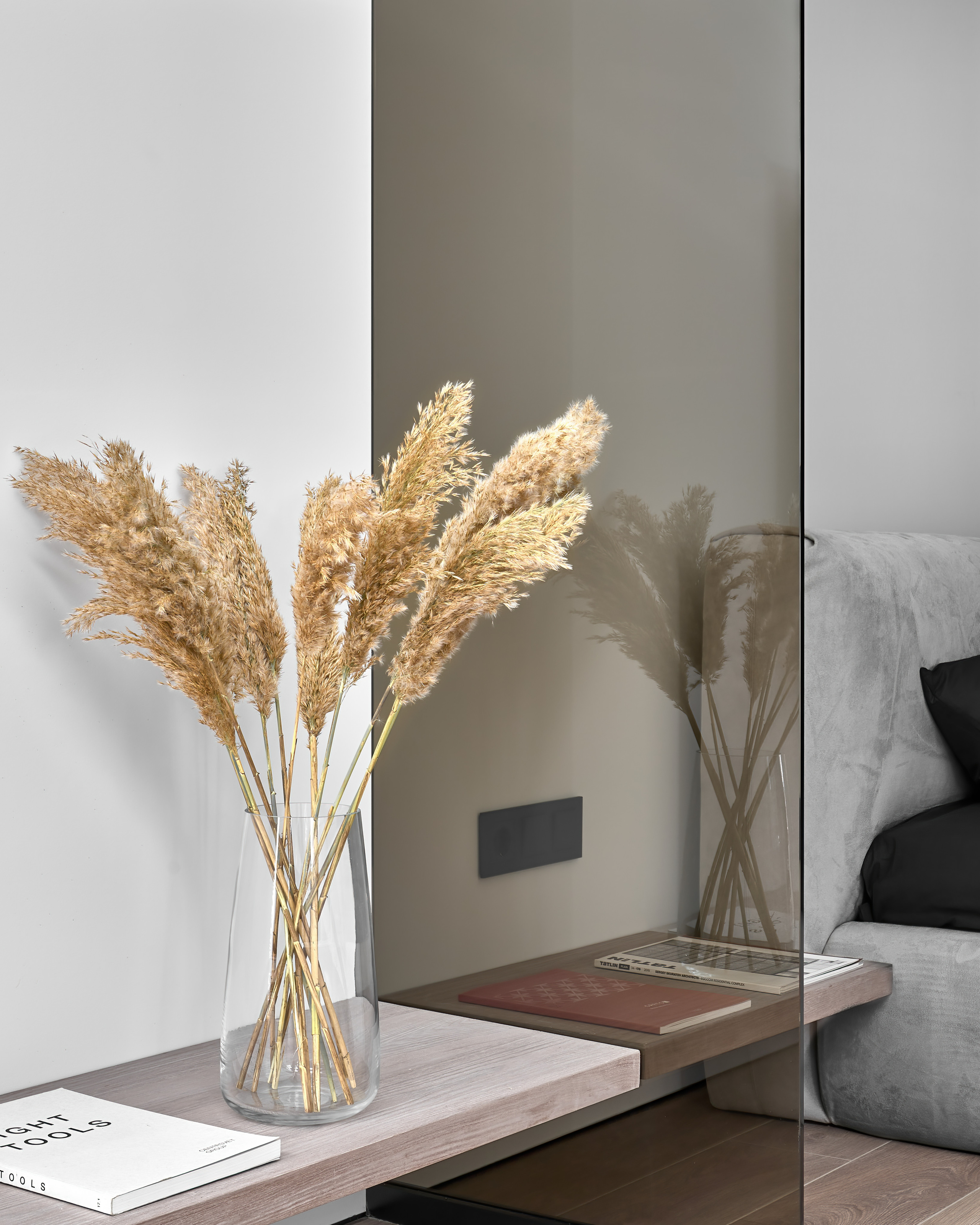 Деталь интерьера спальни — прозрачная ваза с сухоцветами на подвесной полке у стеклянной перегородки, минимализм и натуральные акценты в дизайне Анатолия Котова, фотография Сергея Денисенко, гармония фактур и света.