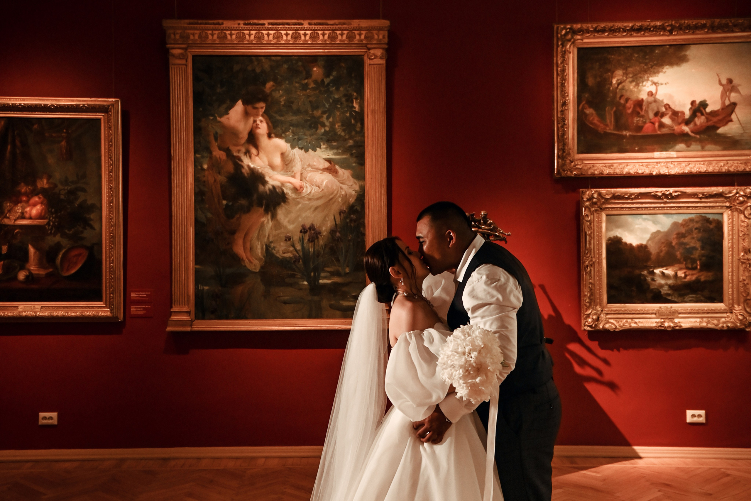 Небольшая свадебная серия в музее и прогулкой под дождем Эльмиры и Ризата. Свадебный, семейный, детский, контент фотограф в Омске Максим Ильин