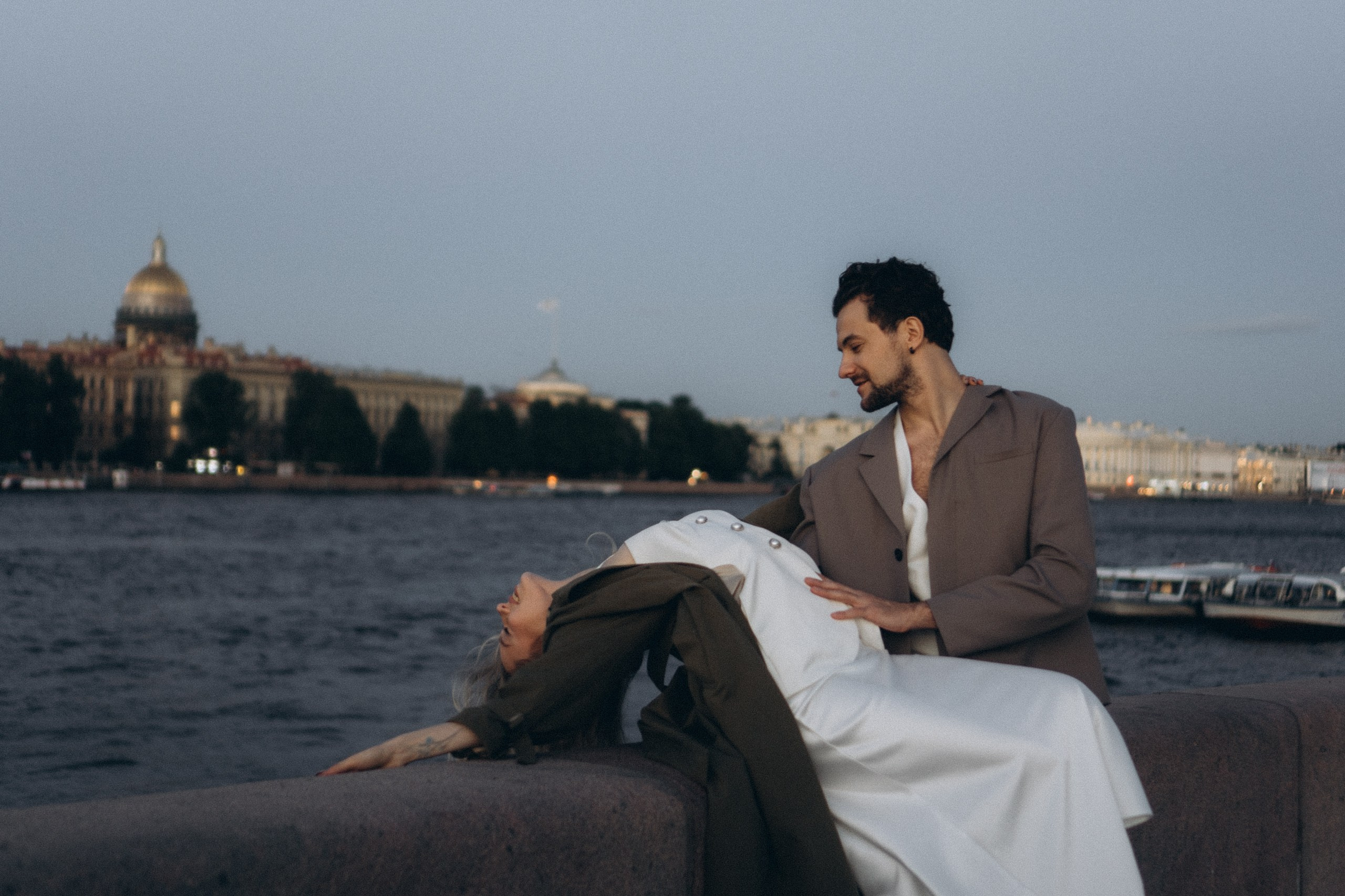 СВАДЕБНАЯ СЬЕМКА ПАРЫ НА РАССВЕТЕ В БЕЛЫЕ НОЧИ И ПРОГУЛКА С РАЗВОДНЫМИ МОСТАМИ И ПИКНИК ВОЗЛЕ ИСАКИЕВСКОГО СОБОРА. Профессиональный фотограф, Санкт-Петербург — Виктория Богомолова