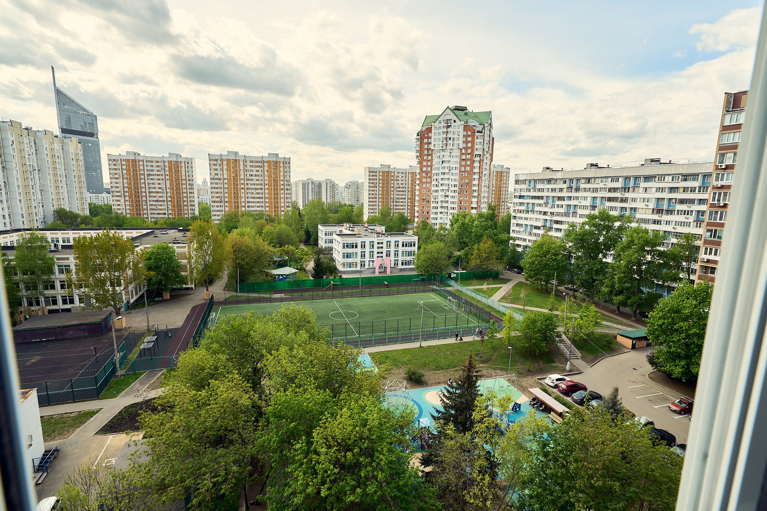 Фрагмент интерьерной съемки с видом из окна