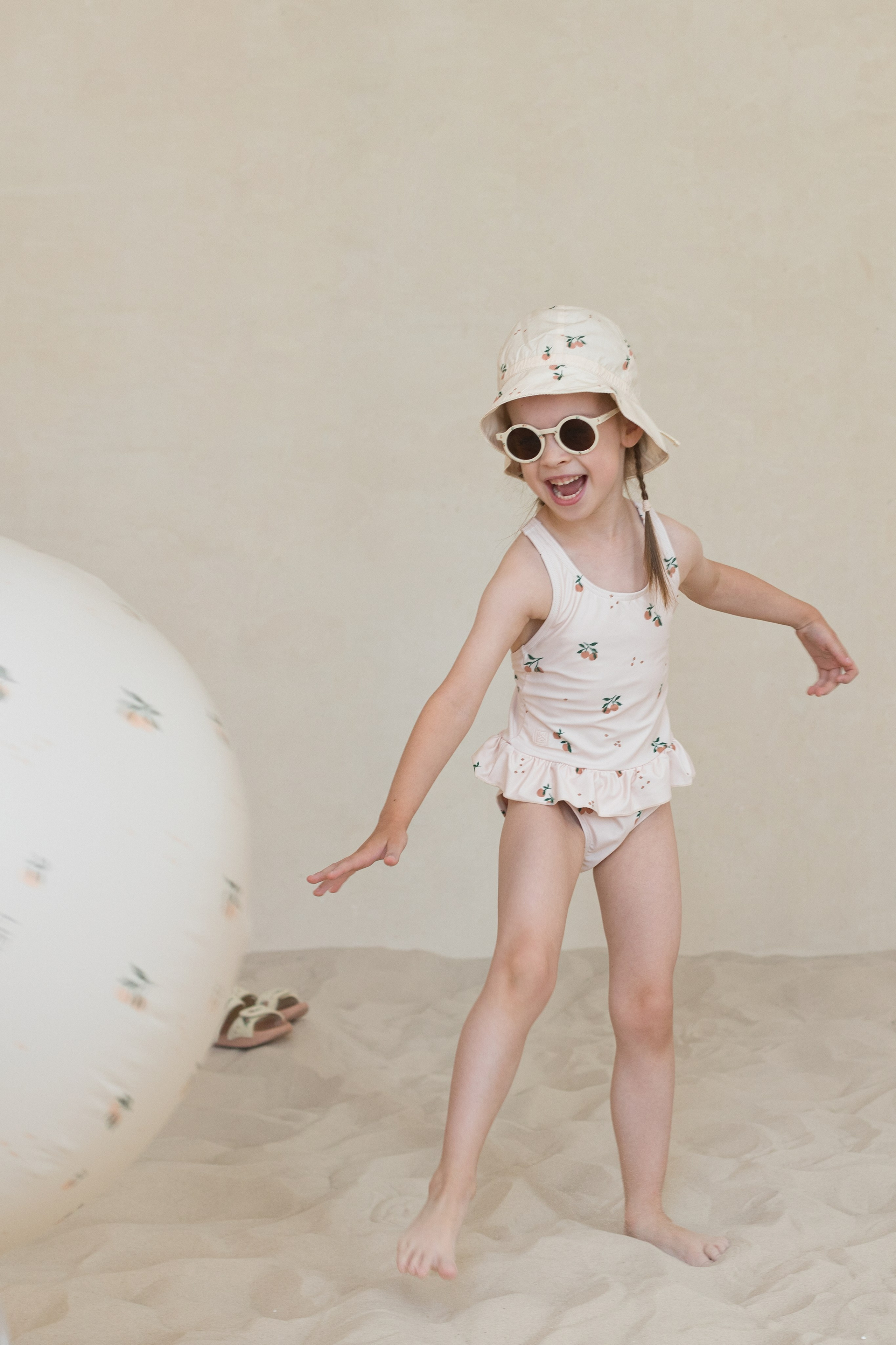 Фотосессия в песке для детского бренда. Детский и контент фотограф Надя Волкова Санкт-Петербург