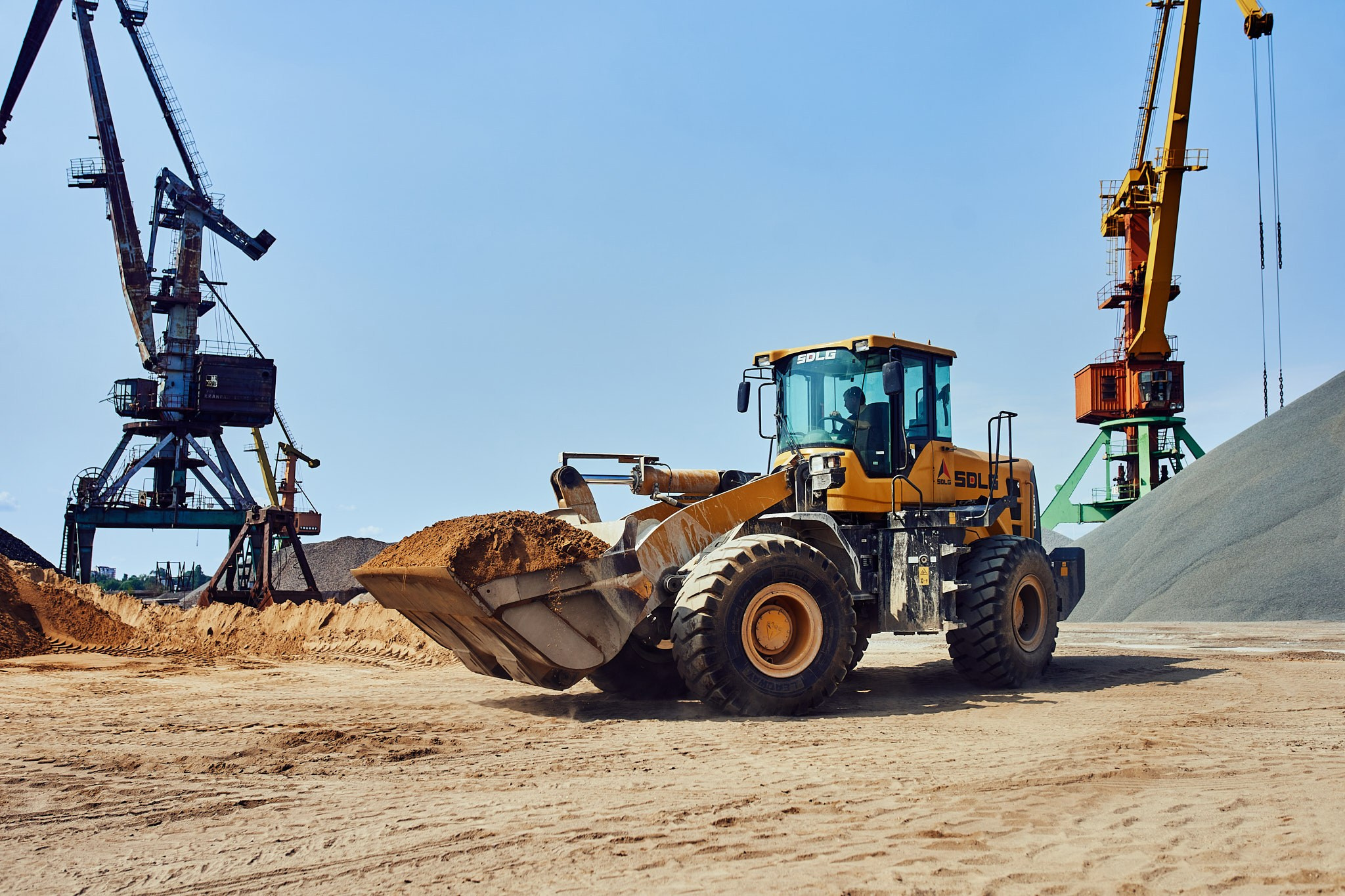 Промышленная зона, погрузка и разгрузка песка