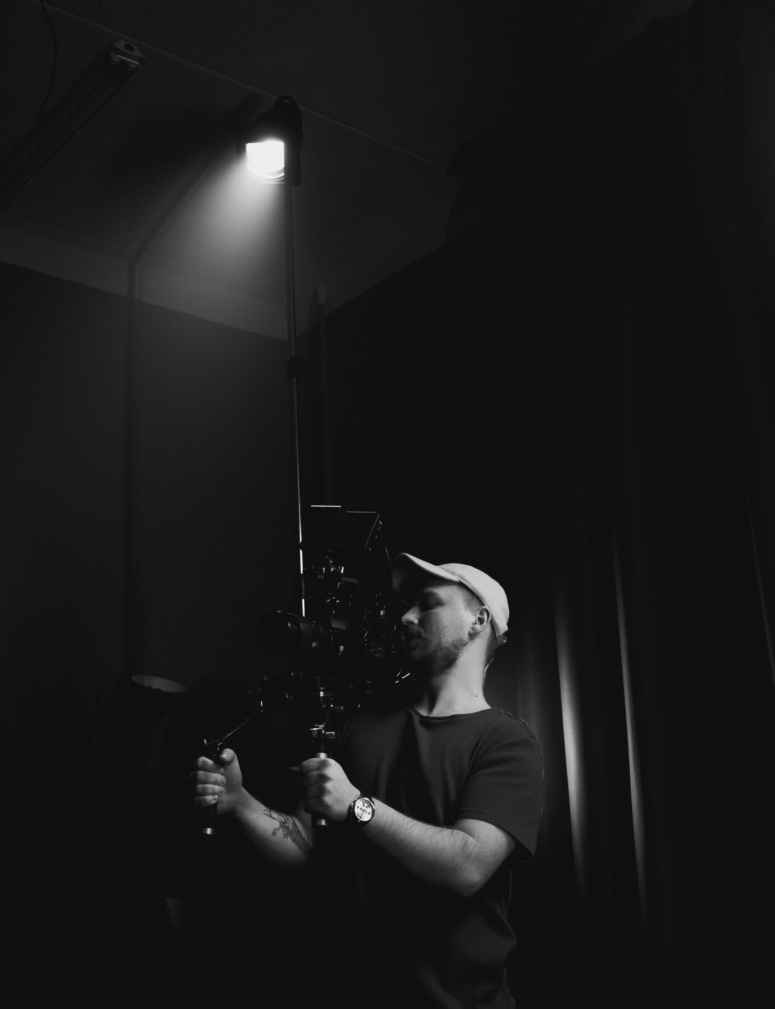 BACKSTAGE. V