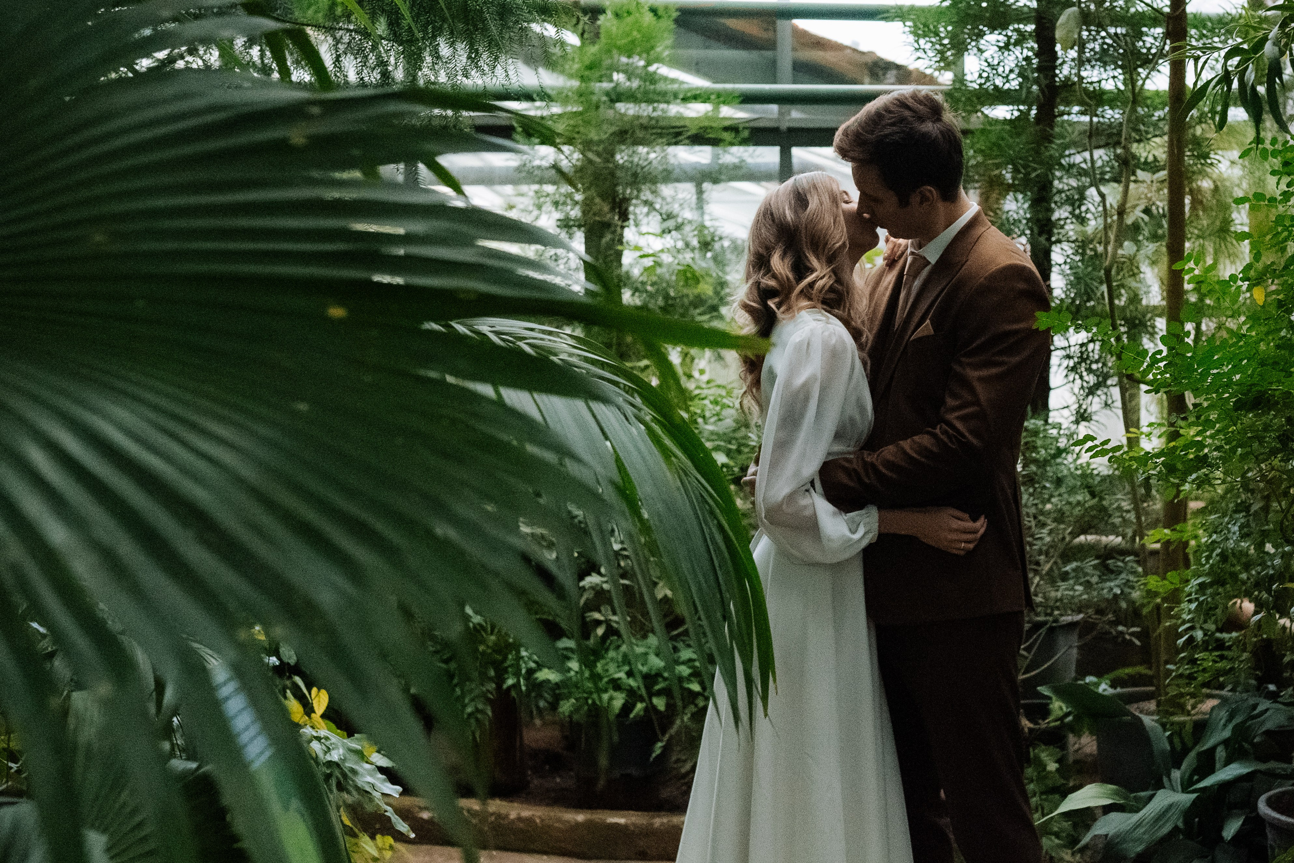 Свадебная фотосессия в оранжерее, Москва. Свадебный фотограф в Москве Анна Полушина