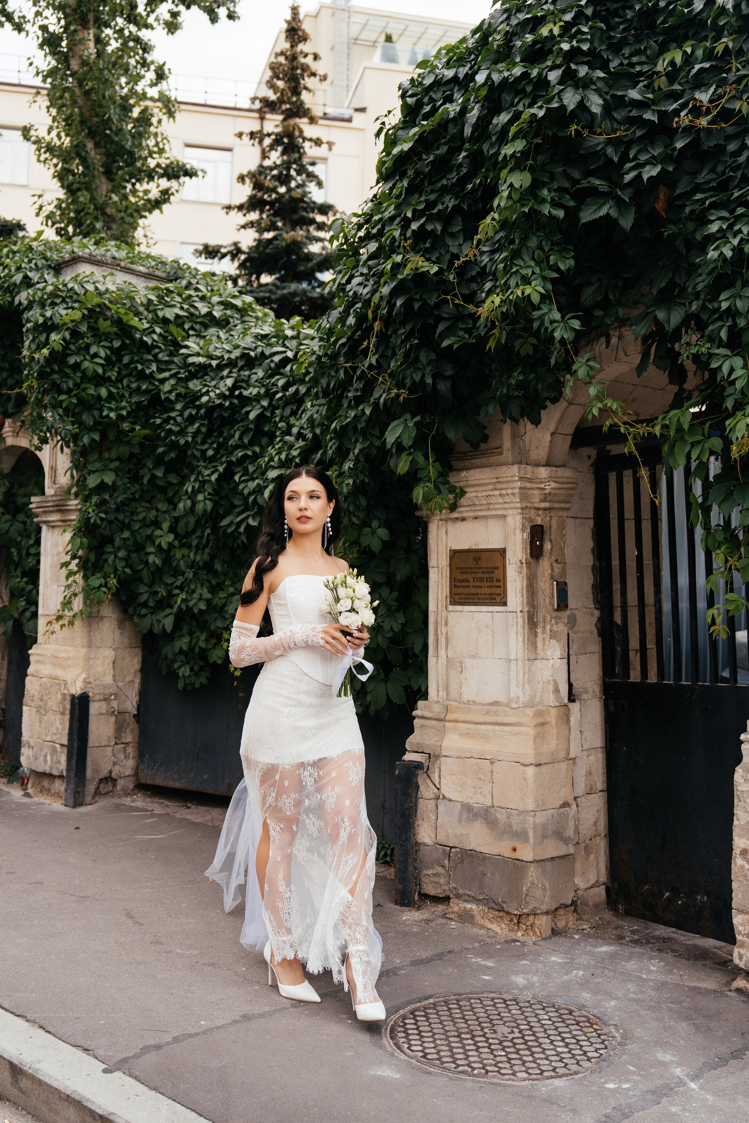 Свадебная фотосессия в Москве у высотки на Котельнической набережной. Свадебный фотограф в Москве Анна Полушина