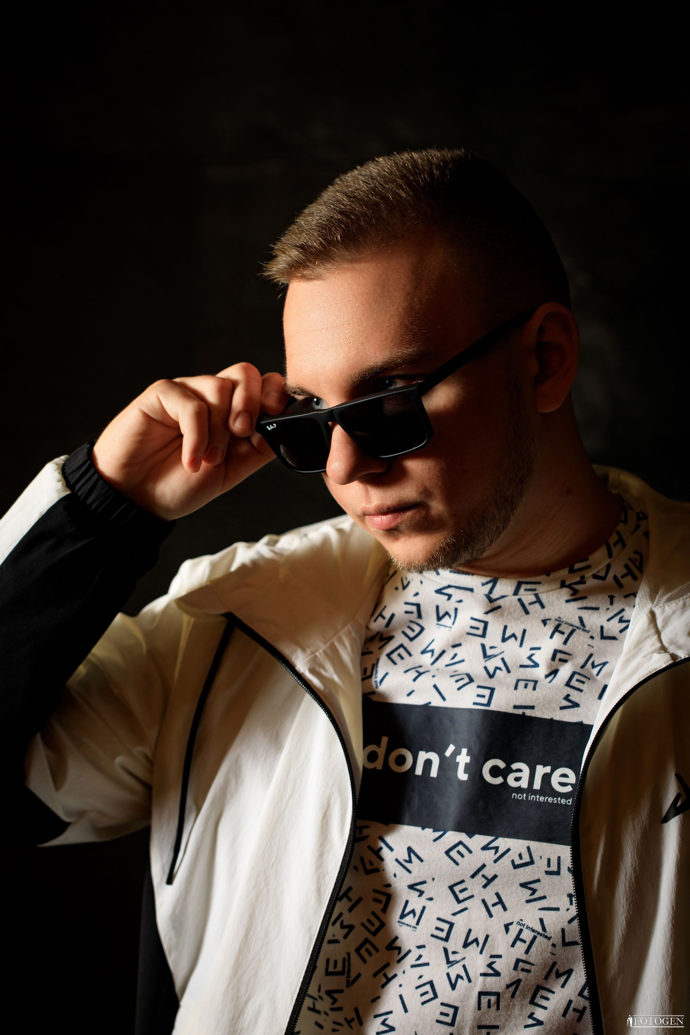 Профессиональная мужская фотосессия в Fotogen: Ваша история в кадре. Интерьерная фотостудия FOTOGEN г. Краснодар