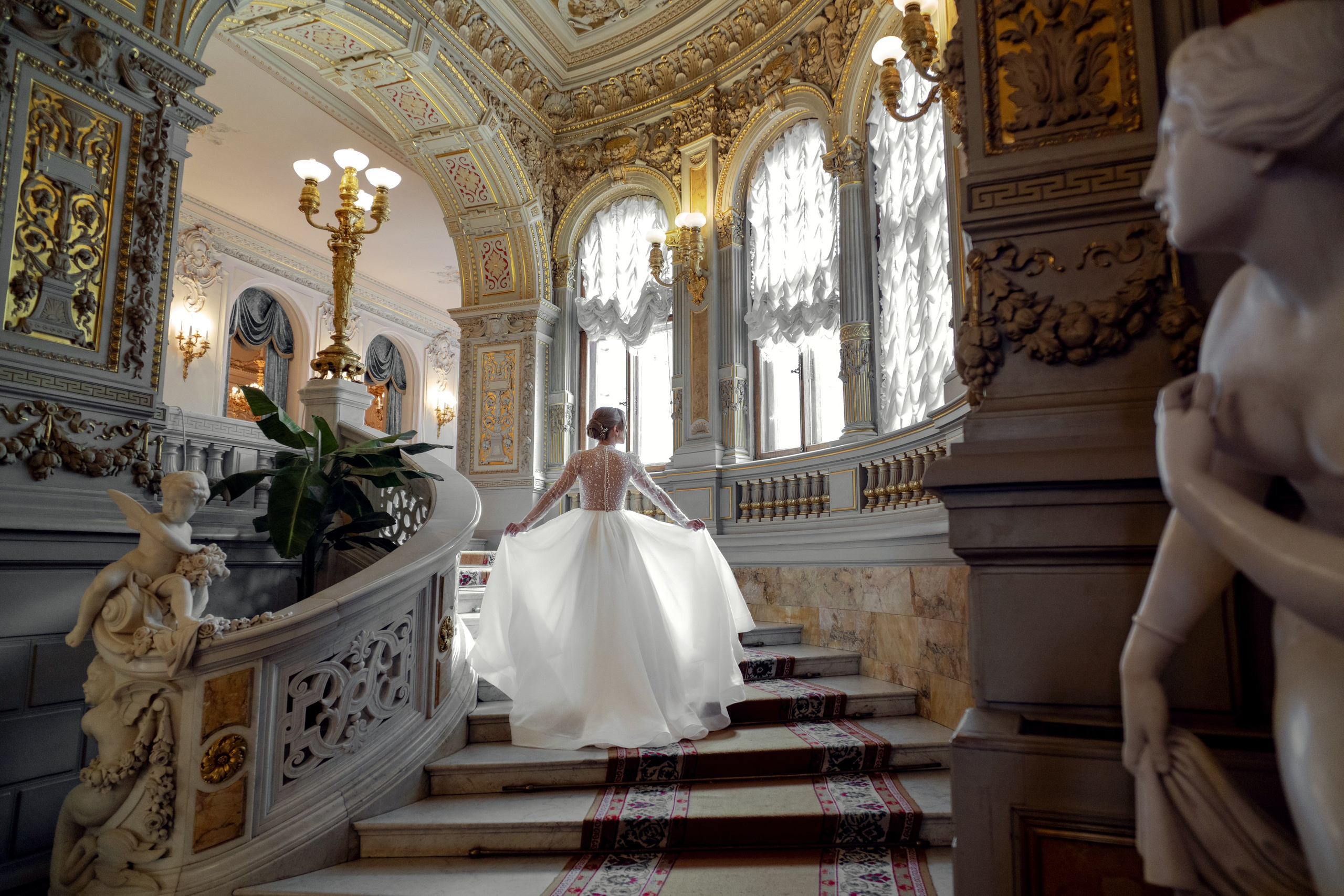 Невеста на парадной лестнице во Дворце Великого Князя Владимира