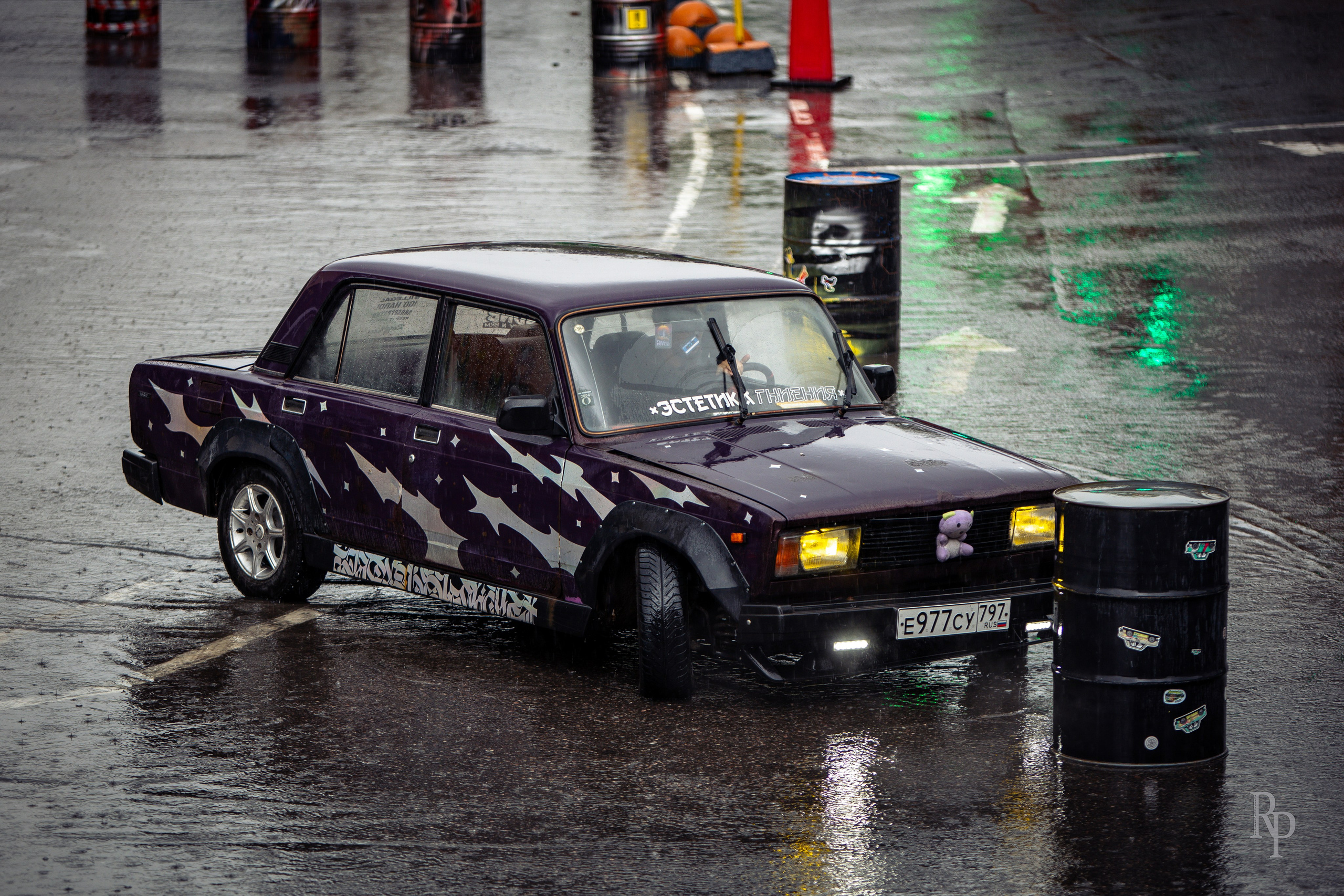 SHOWDOWN. Rusty Photographer