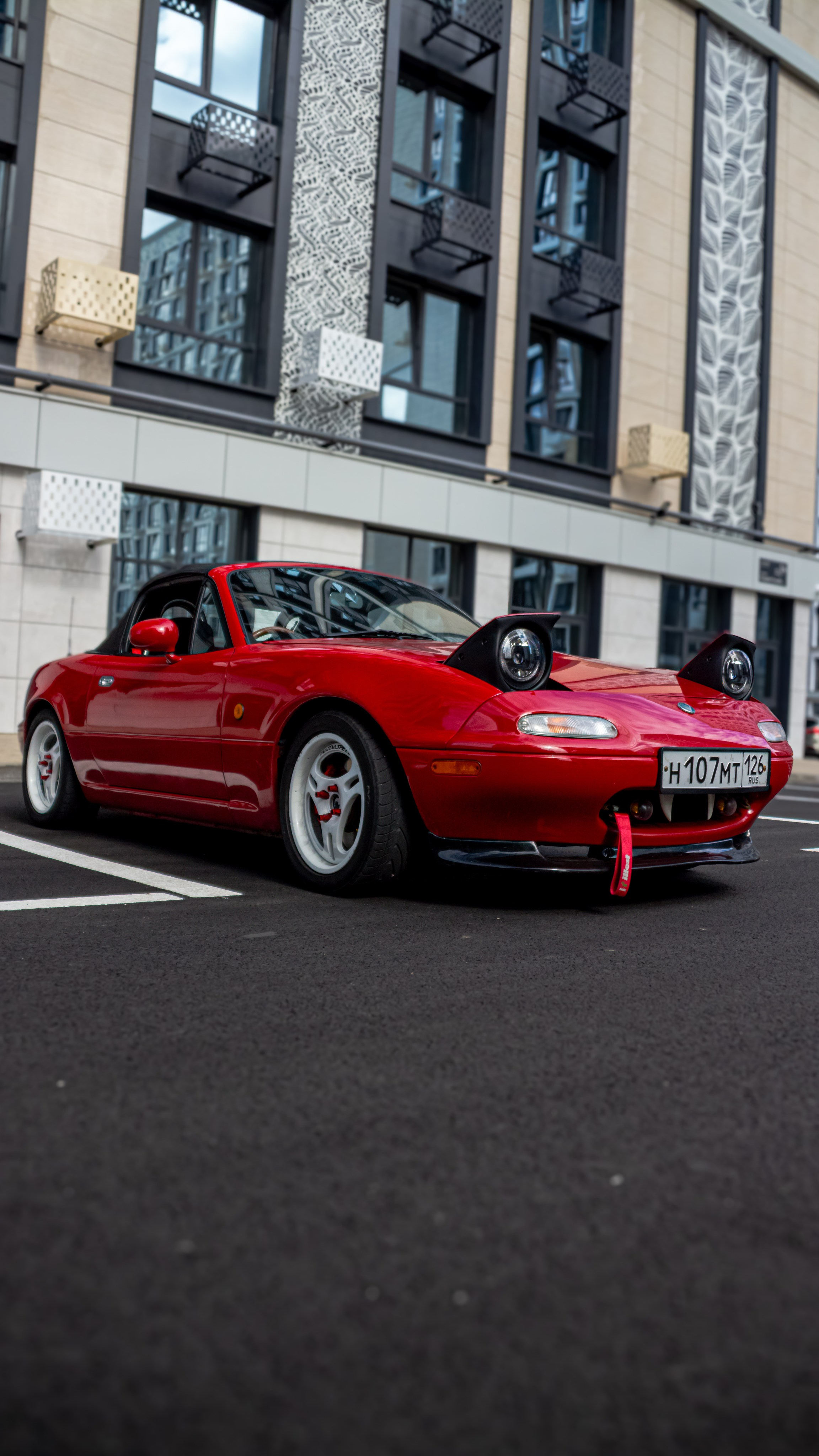 Фото Mazda MX-5 Miata (Eunos Roadster) NA: красный родстер