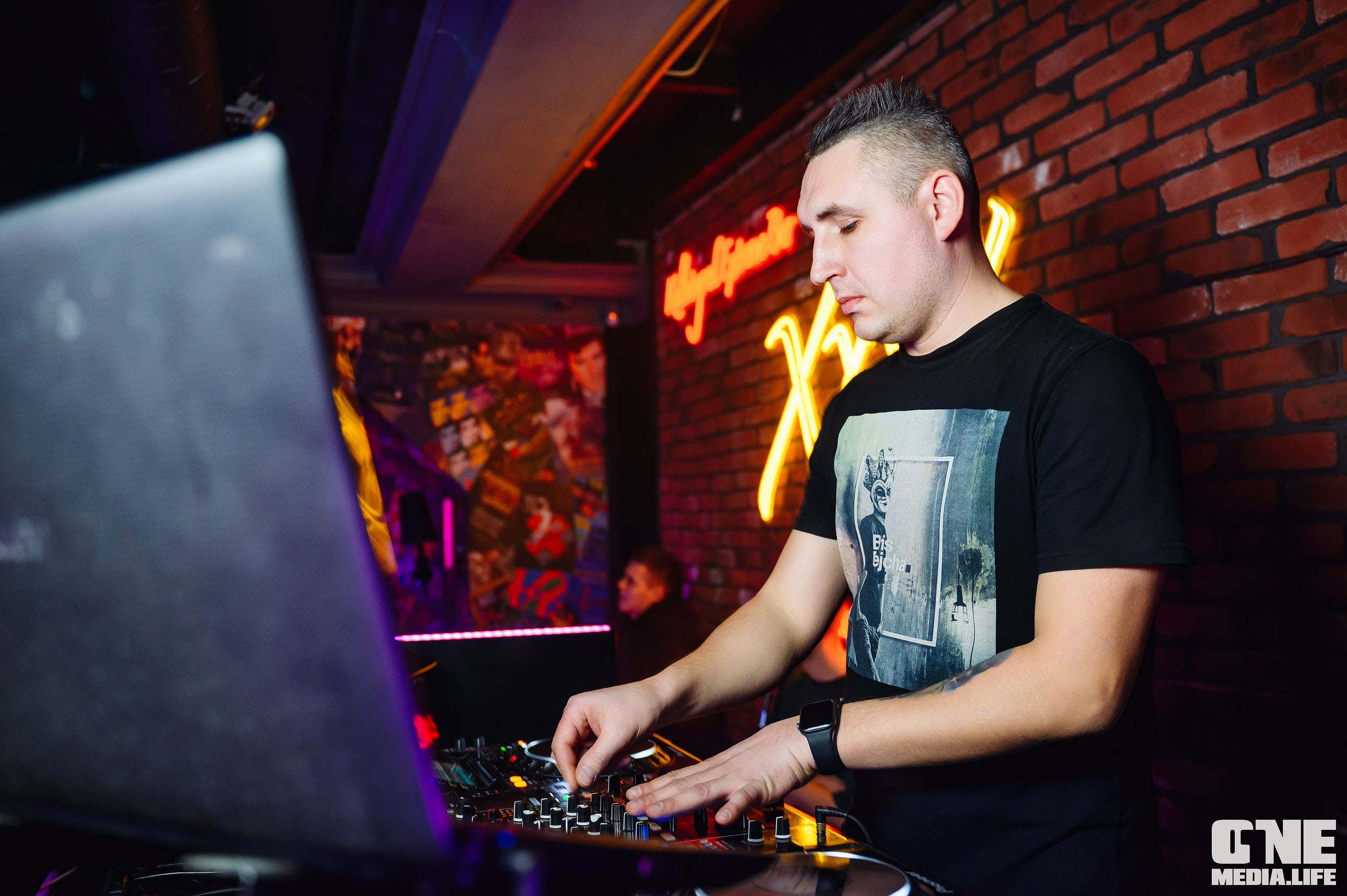 Пятничная туса в XxxX. One Media Life: фоторепортажи, фотоотчеты с мероприятий и заведений